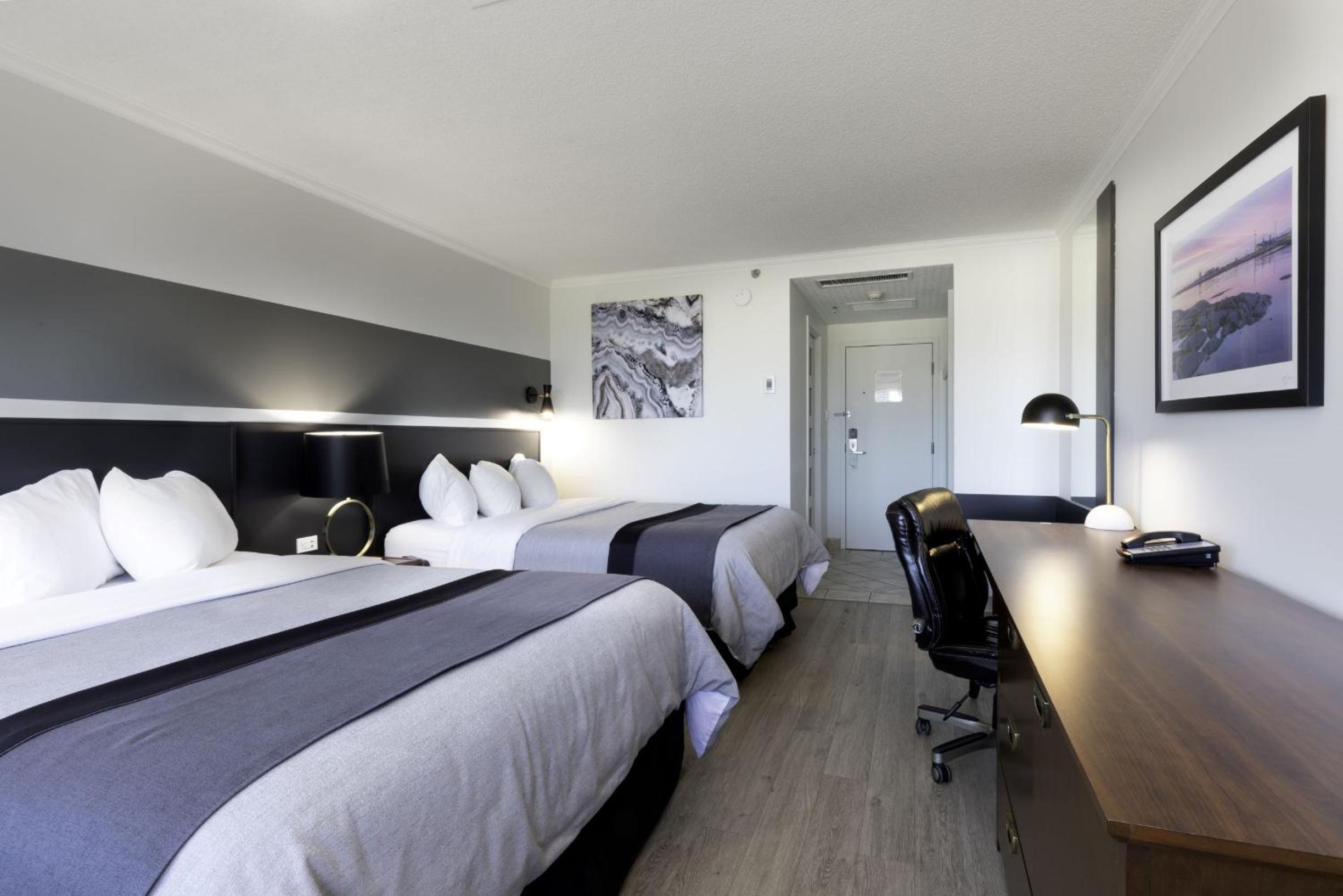 Standard Room with Two Queen Beds photo 2