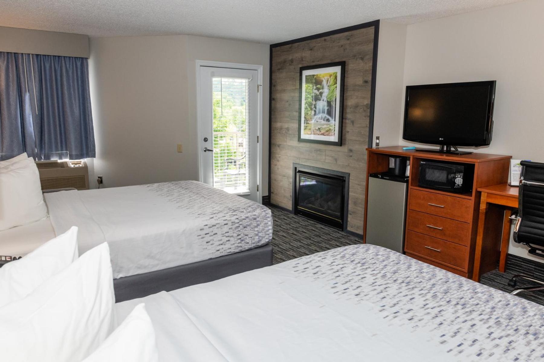Queen Room with 2 Queen Beds - Disability Access photo 3