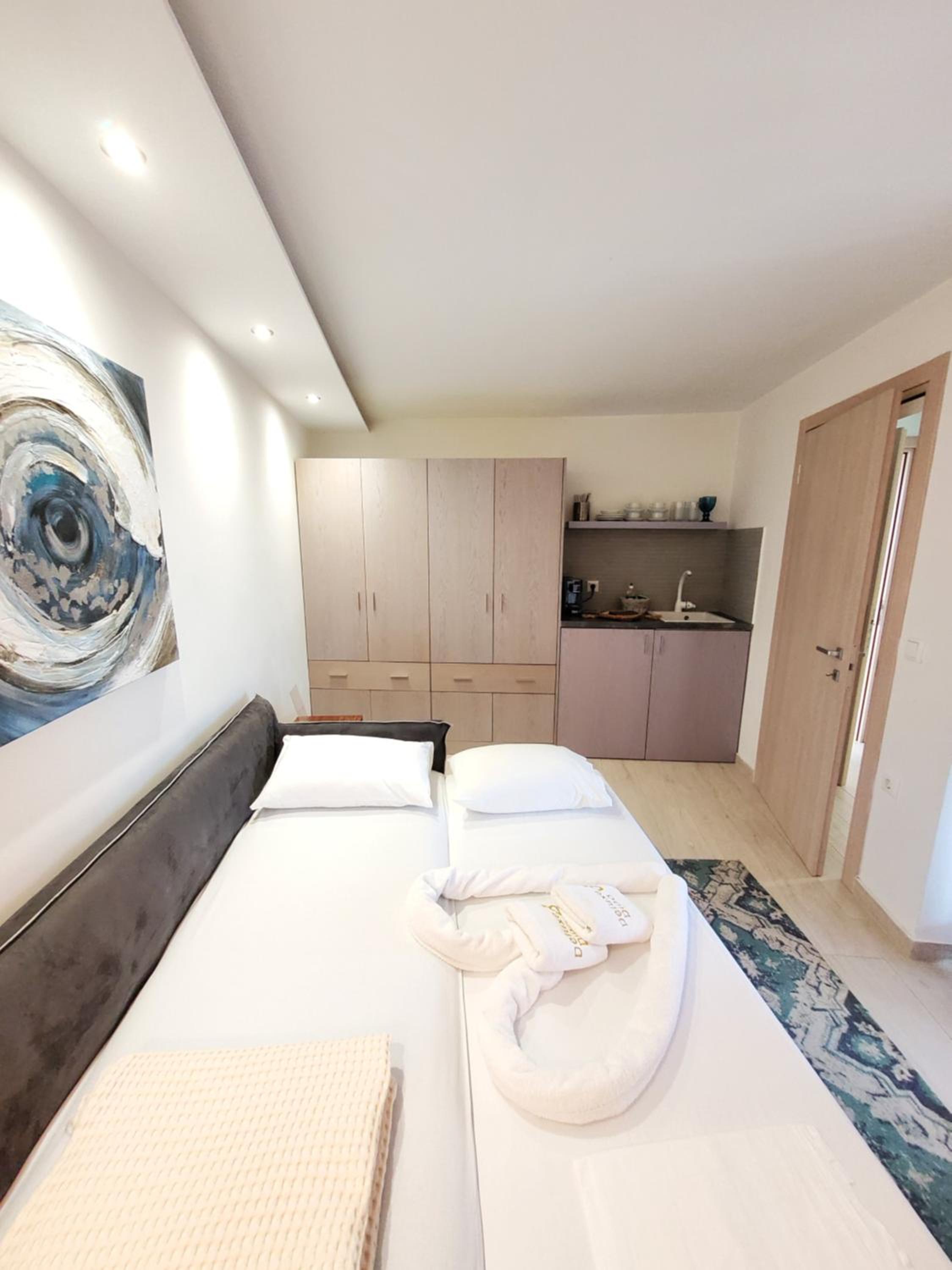 Deluxe Suite with Sea View - Photo 17