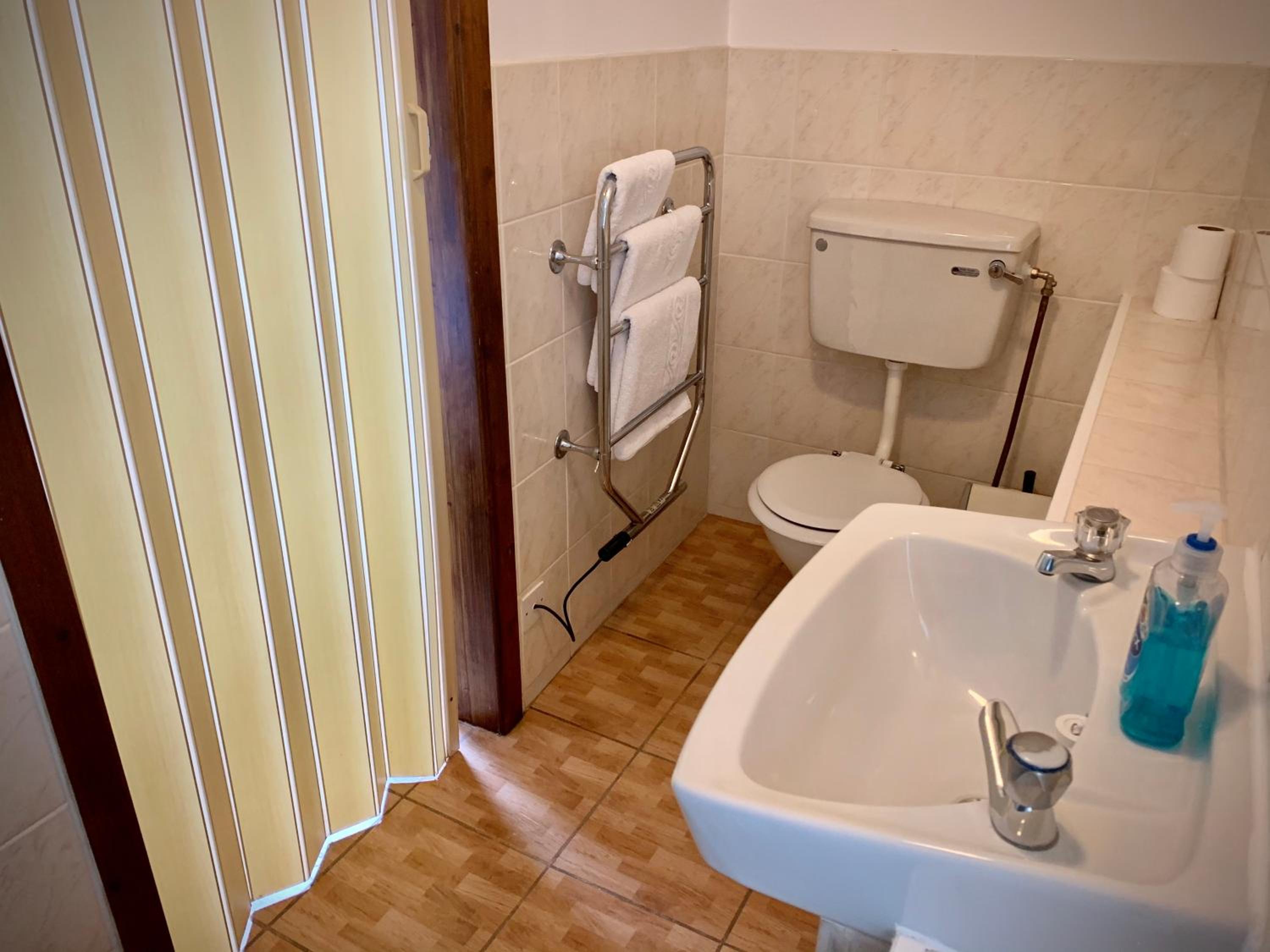 Attic Triple En-Suite with Kitchenette - Park View - Photo 3
