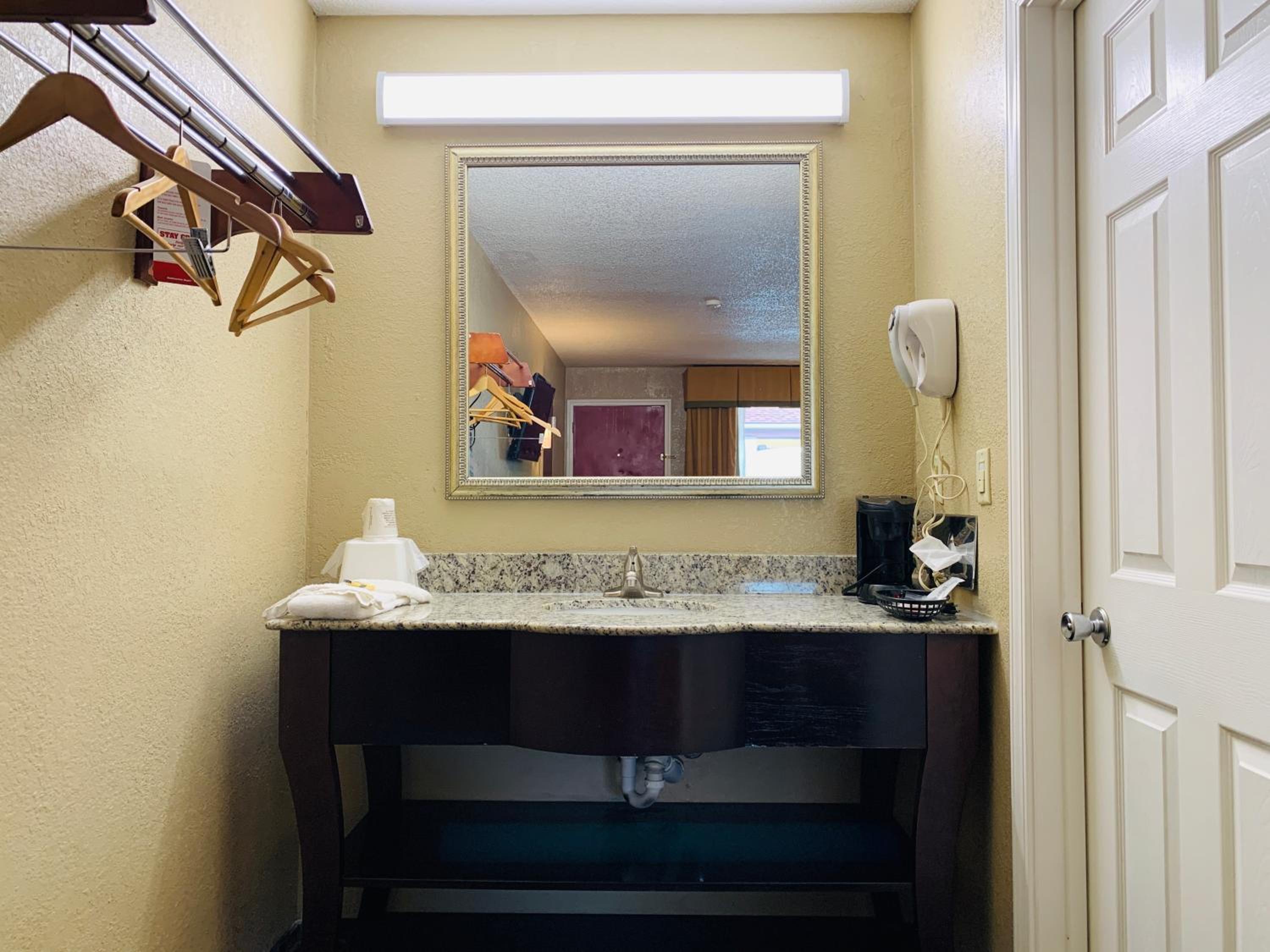 Double Room with Two Double Beds - Non-Smoking - Photo 3