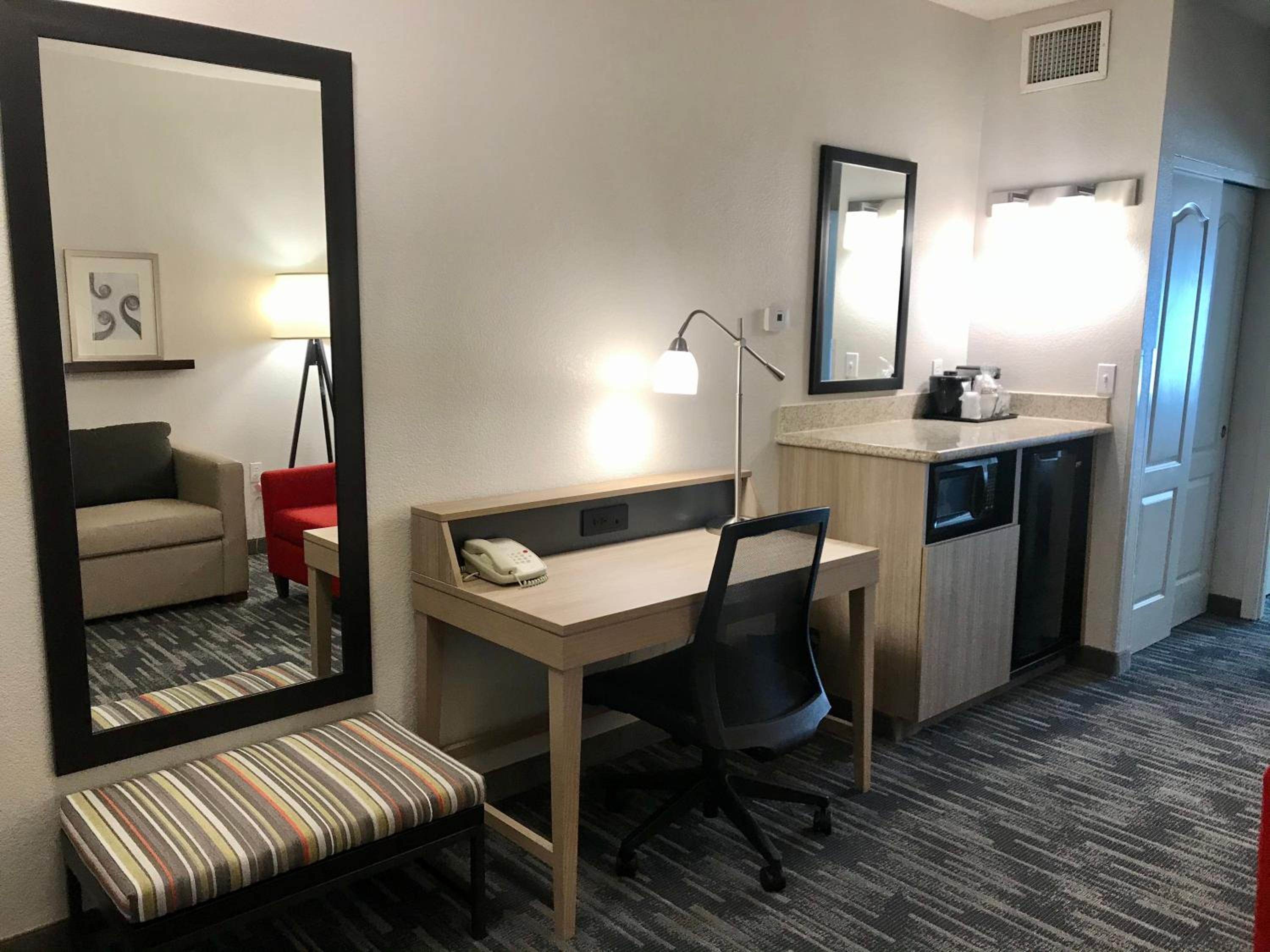 One-Bedroom Suite with Two Queen Beds - Non-Smoking - Photo 8