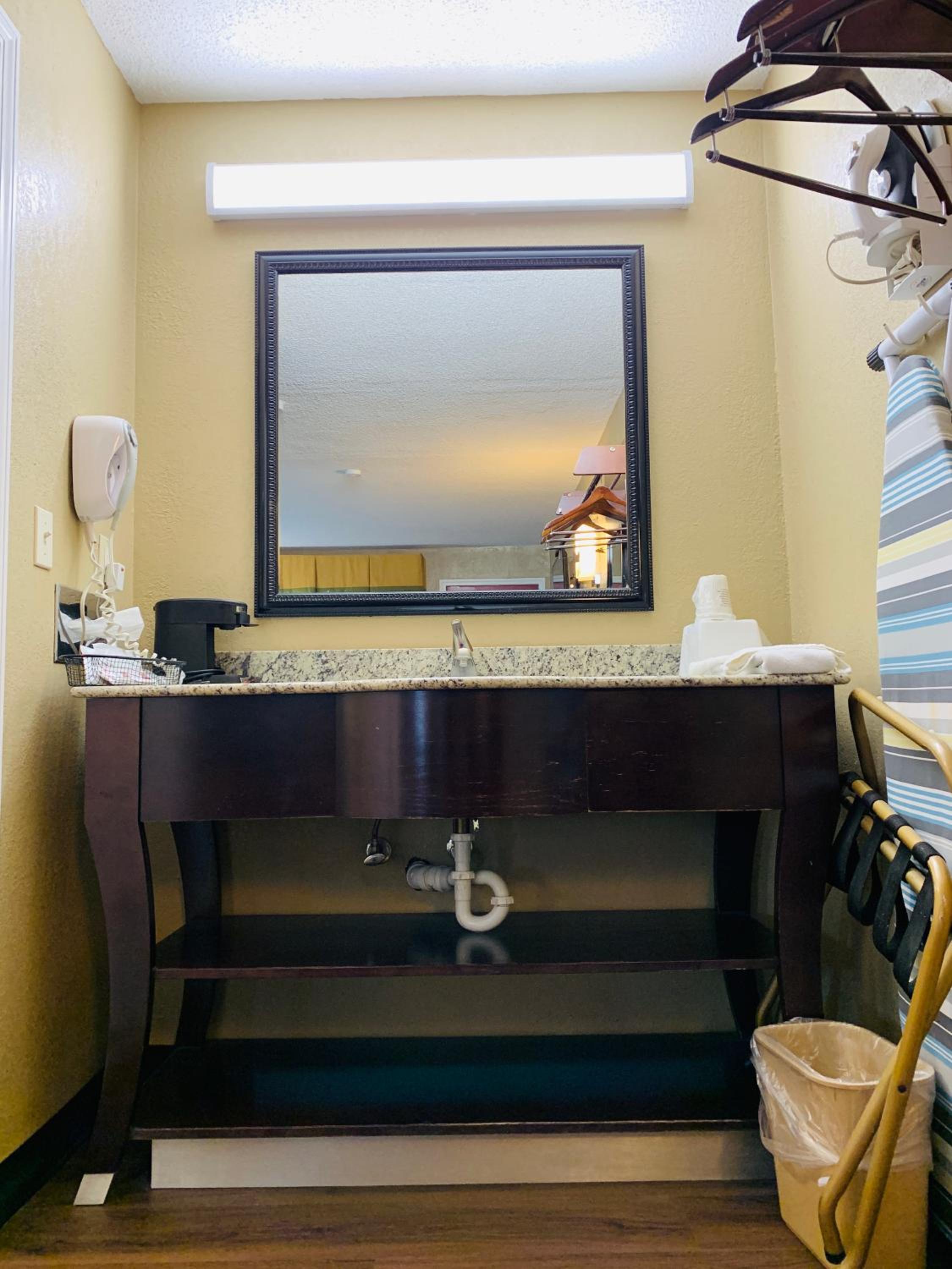 King Room - Non-Smoking - Photo 3