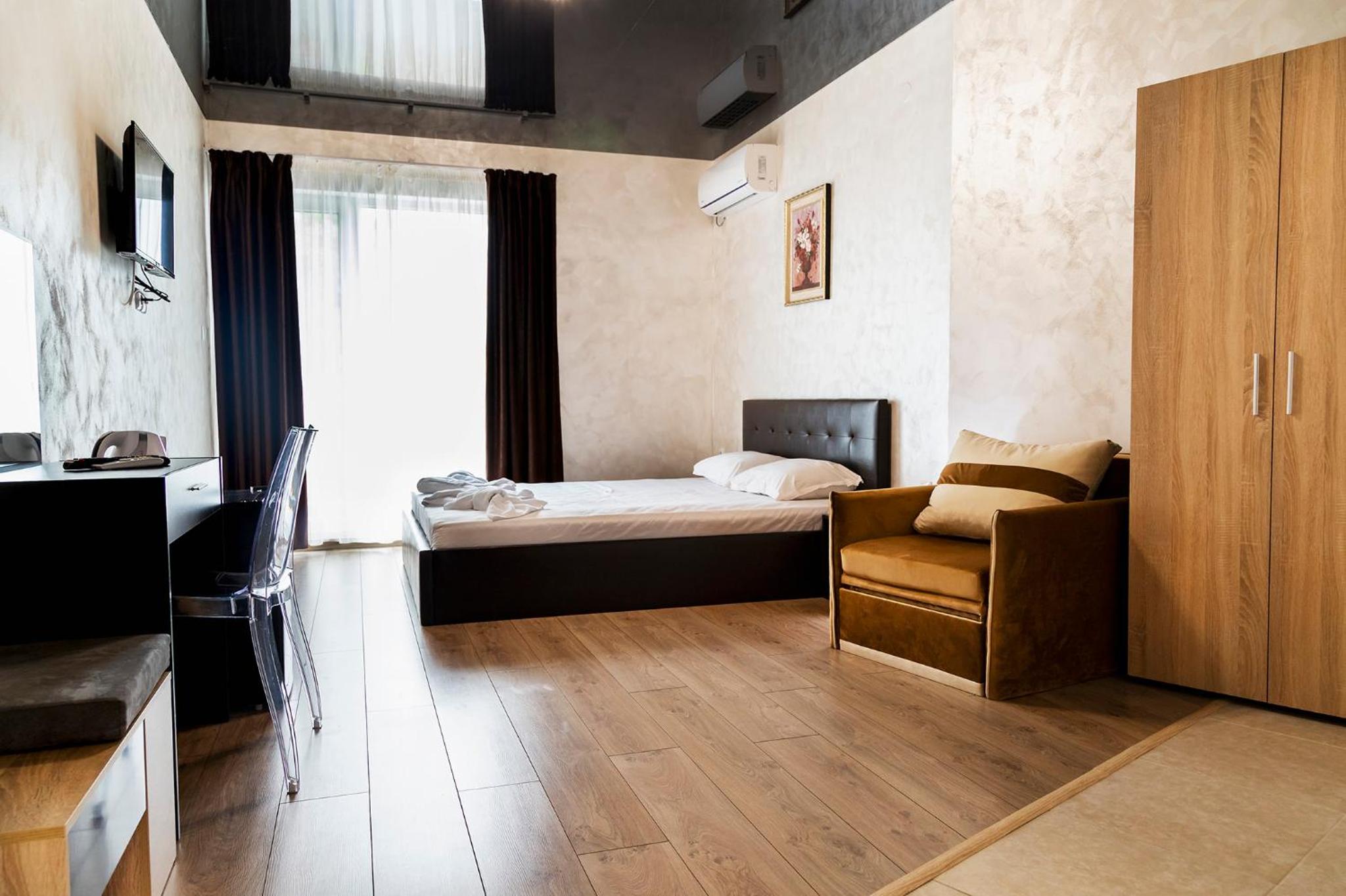Deluxe Double Room with Balcony - Photo 10