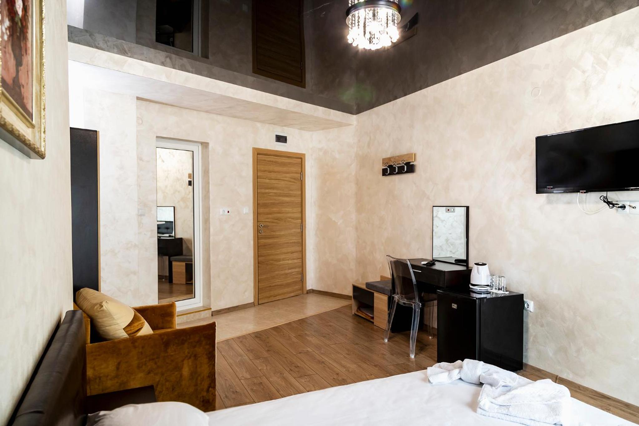 Deluxe Double Room with Balcony - Photo 9