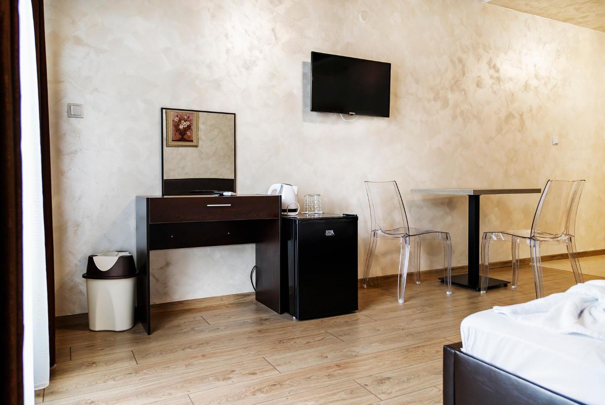 Deluxe Double Room with Balcony - Photo 7