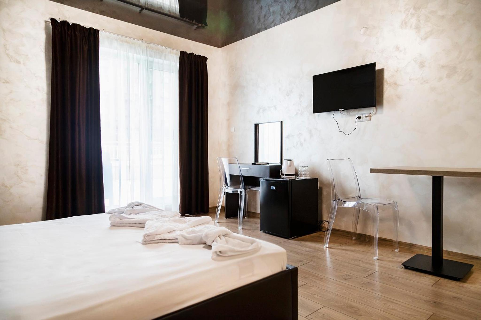 Deluxe Double Room with Balcony - Photo 4
