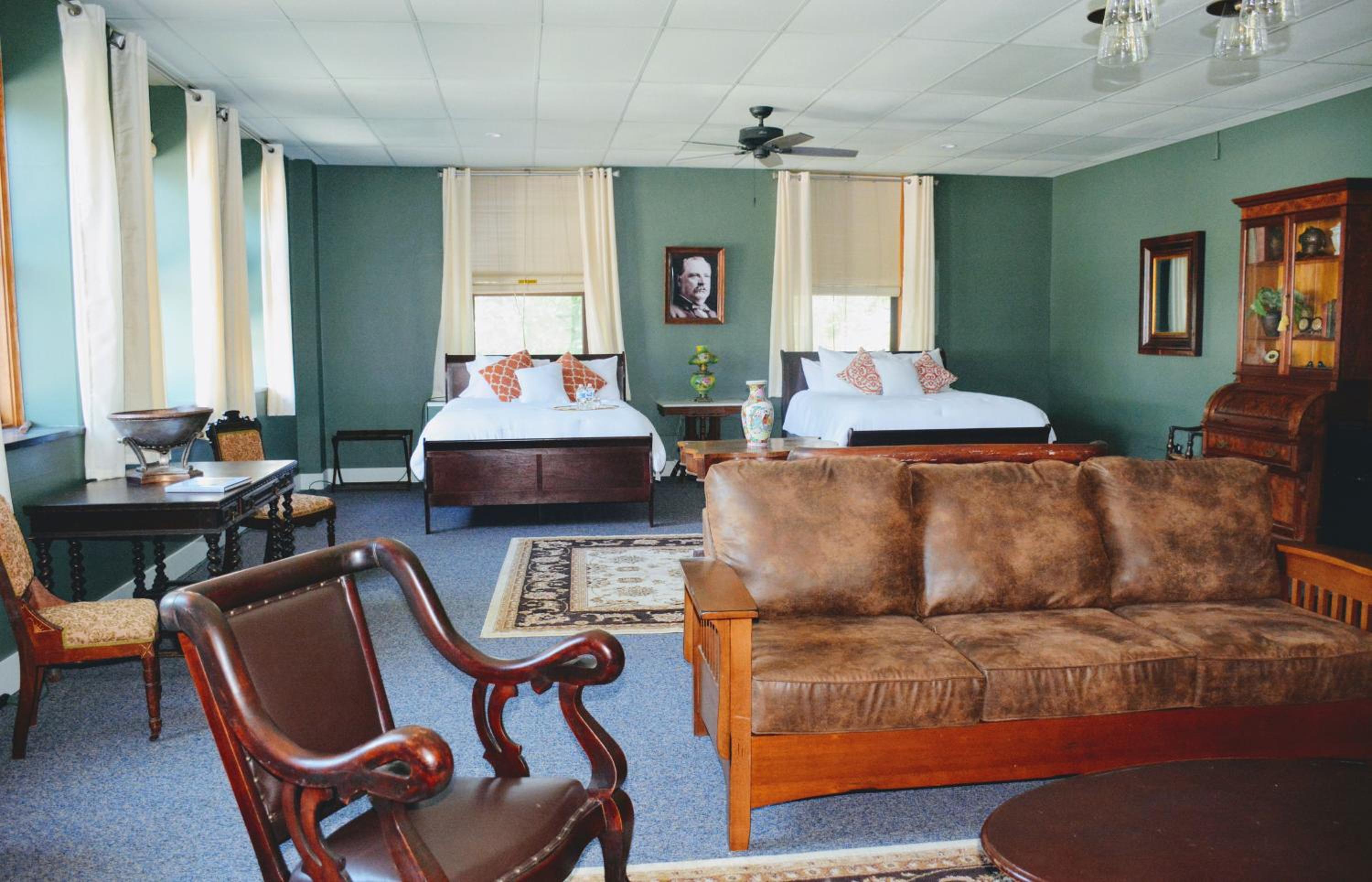Deluxe Queen Room with Two Queen Beds - Photo 4
