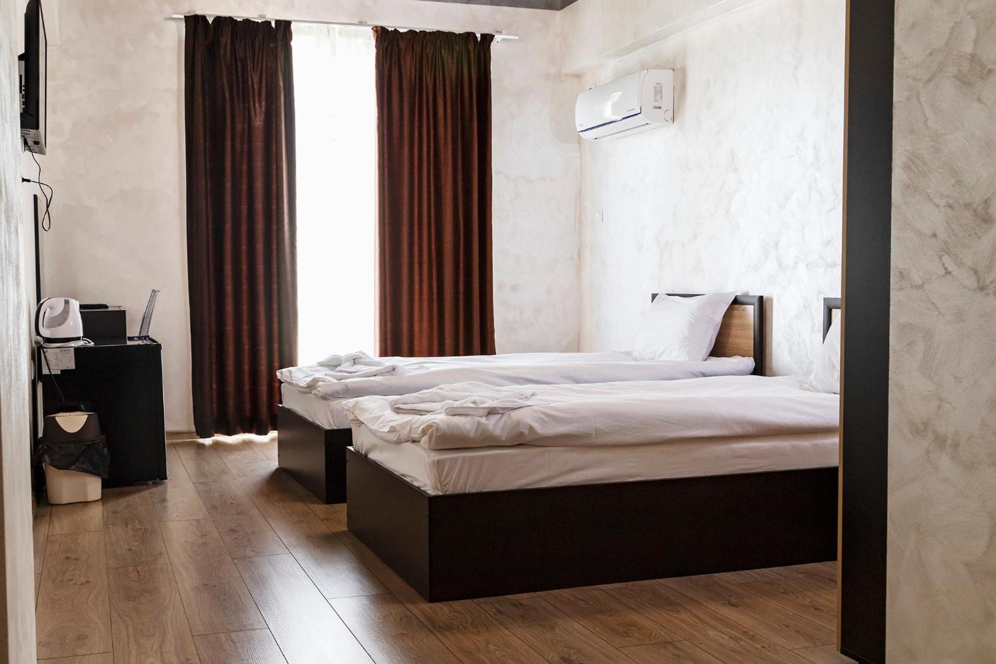 Twin Room with Balcony - Photo 4