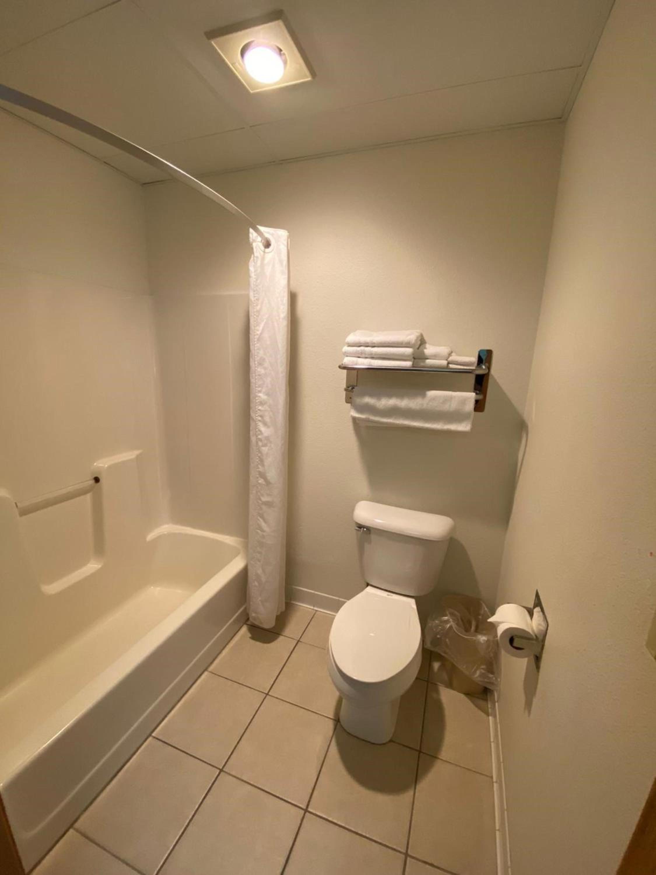 Queen Room - Non-Smoking - Photo 4