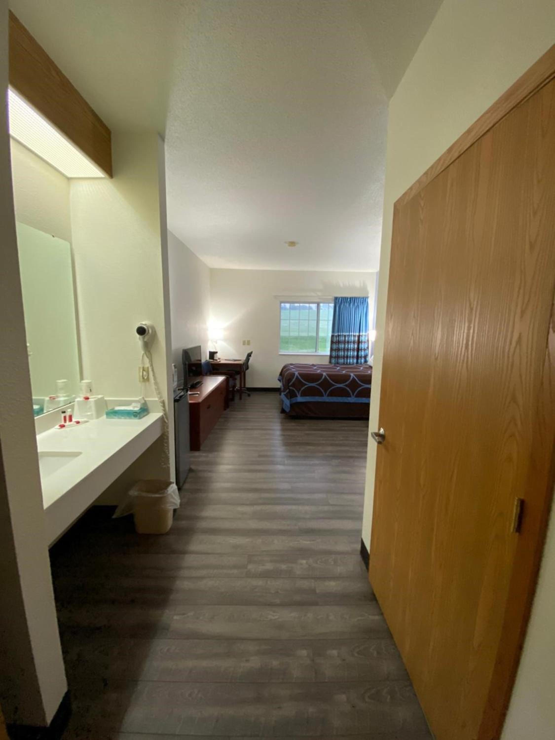 Queen Room - Mobility Access/Non-Smoking - Photo 2