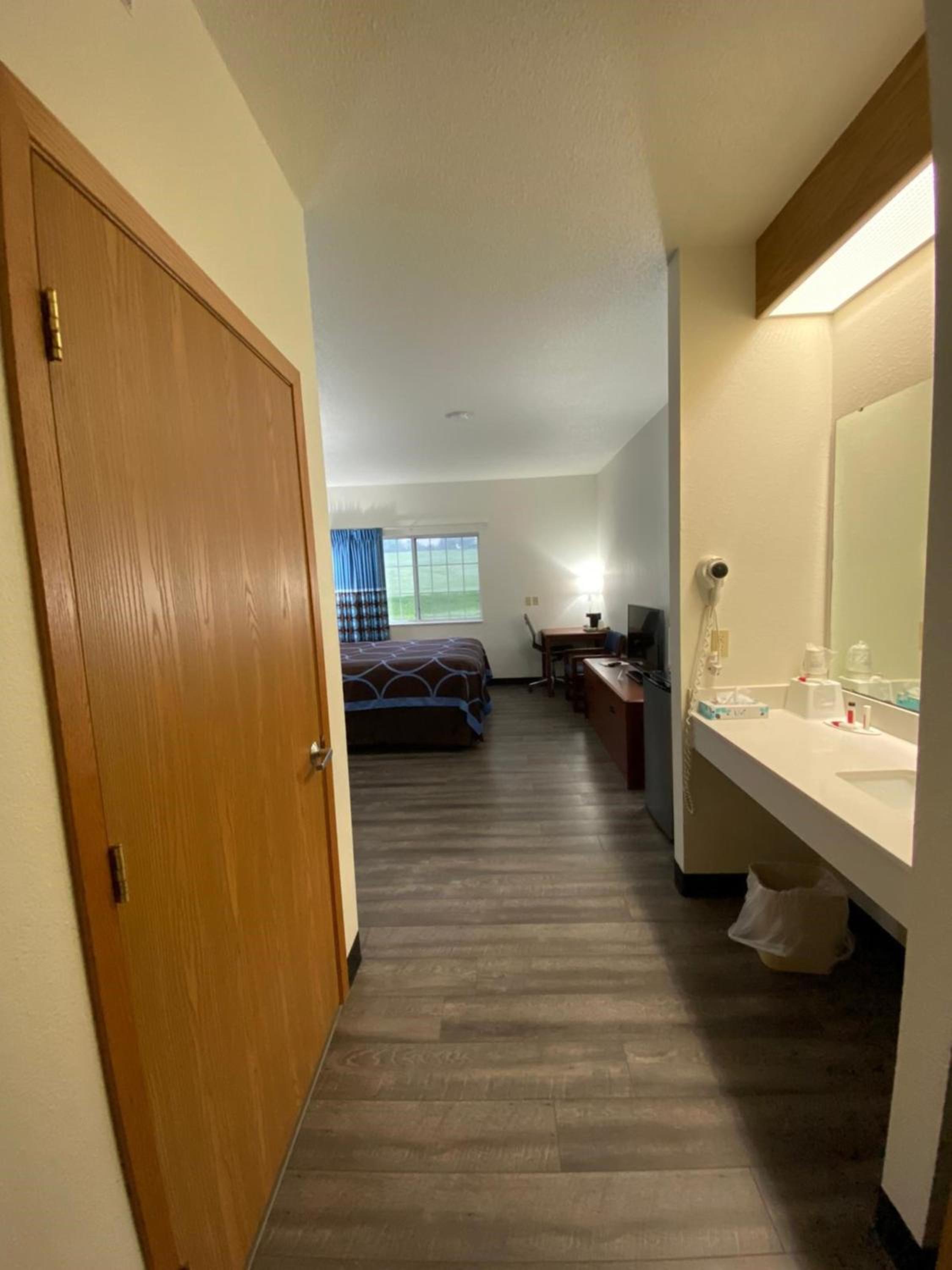 King Room - Non-Smoking - Photo 5