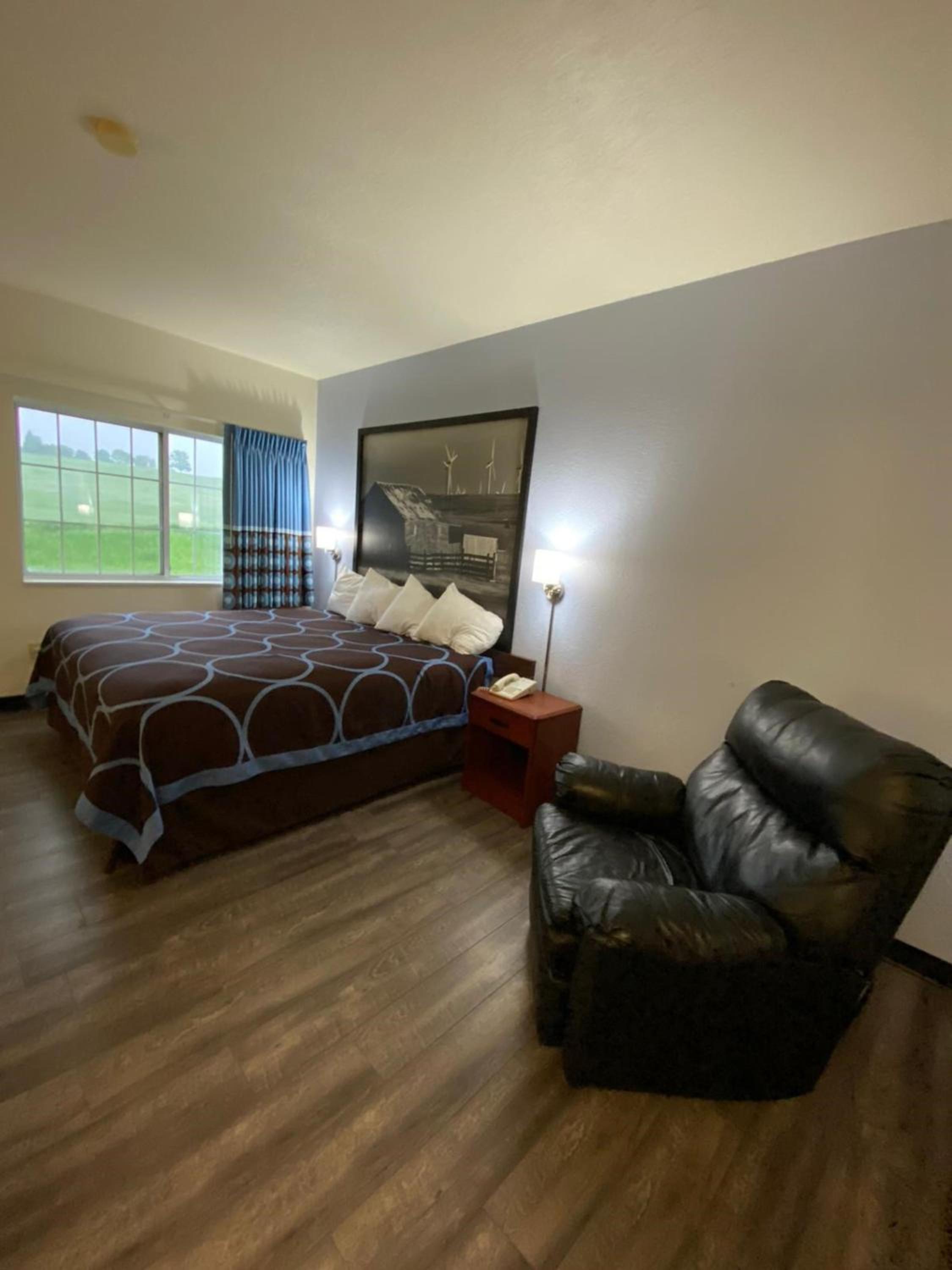 King Room - Non-Smoking - Photo 3