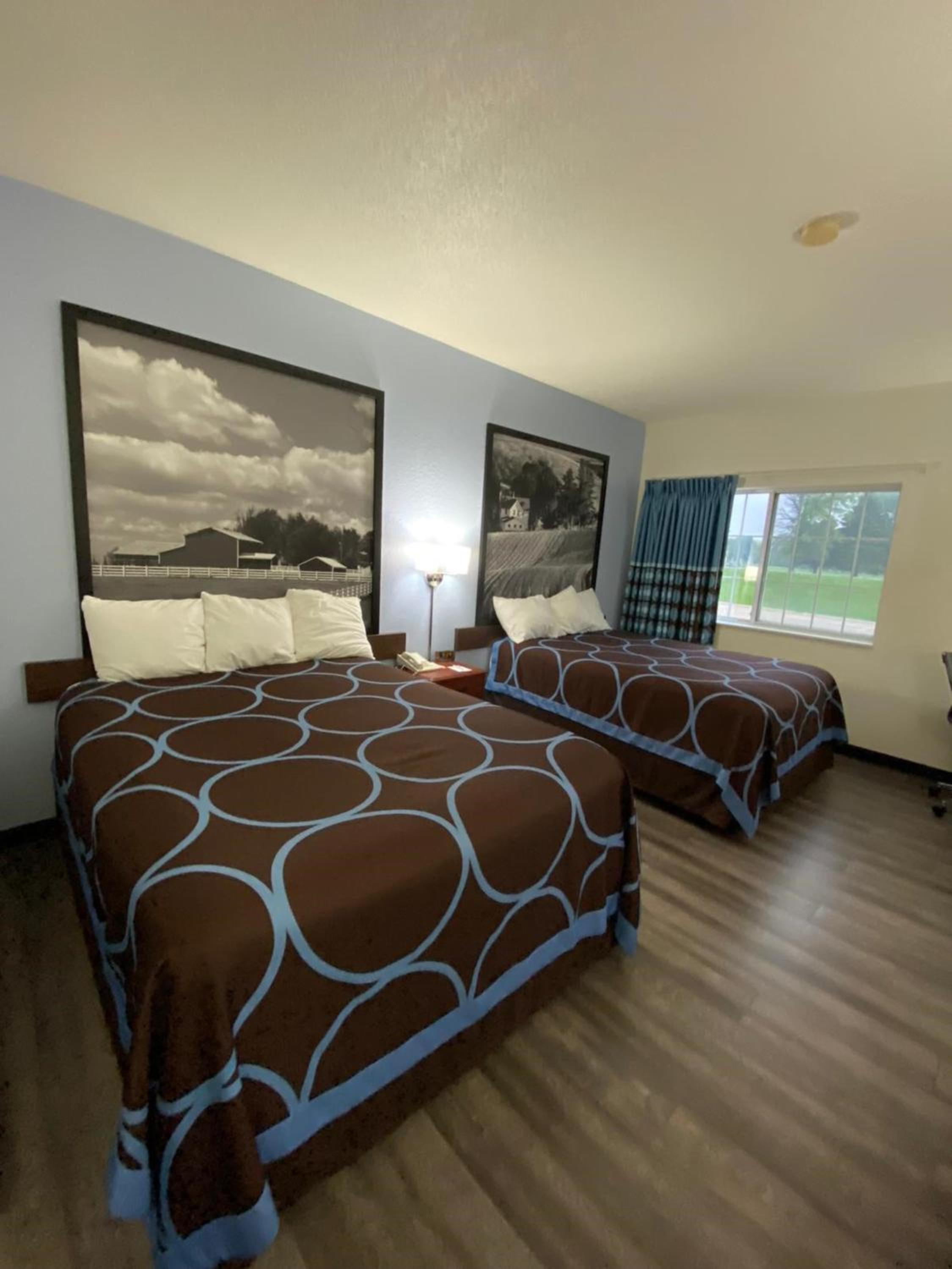 Queen Room with Two Queen Beds - Non-Smoking - Photo 2