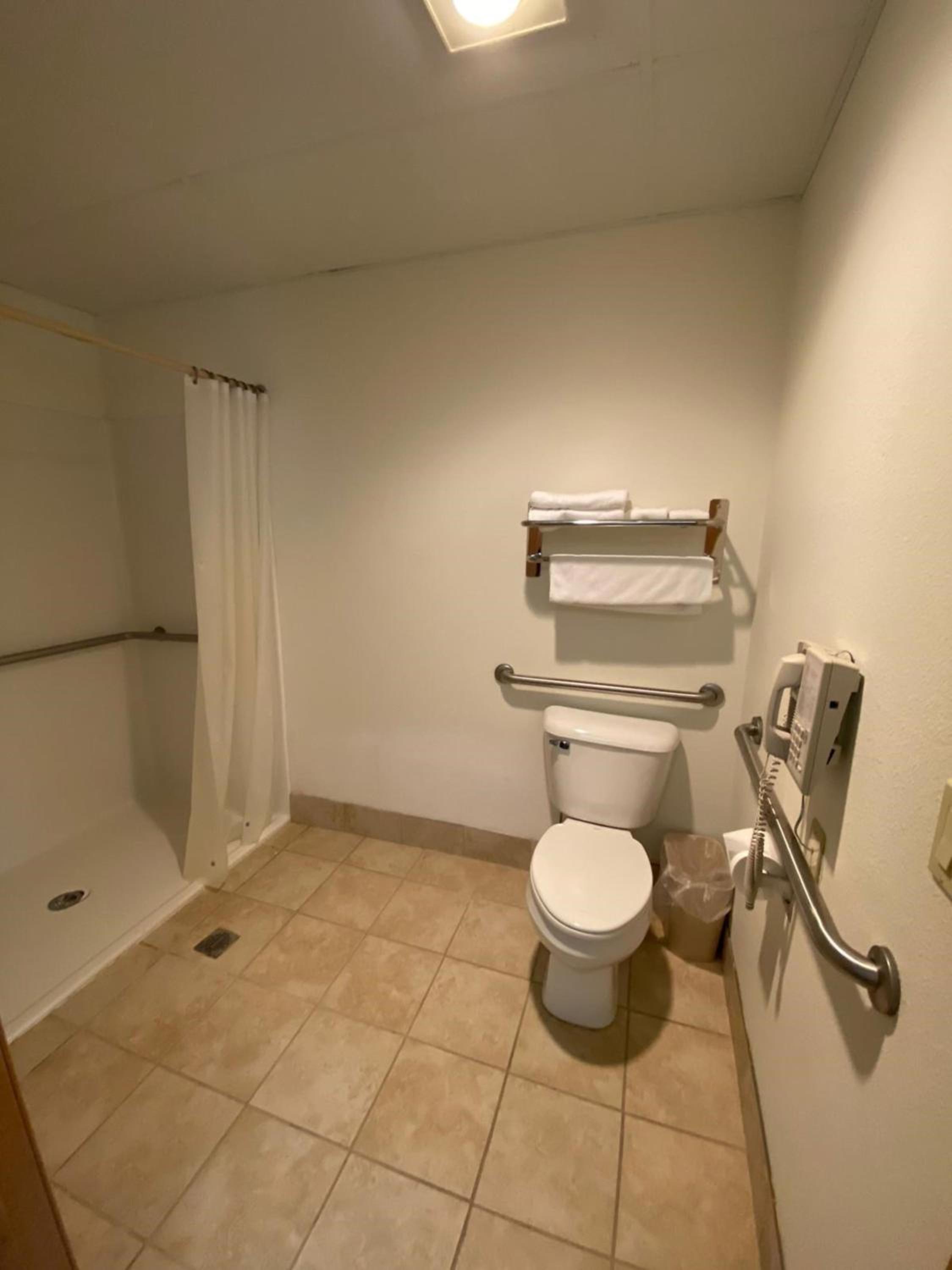 Queen Room - Mobility Access/Non-Smoking - Photo 6