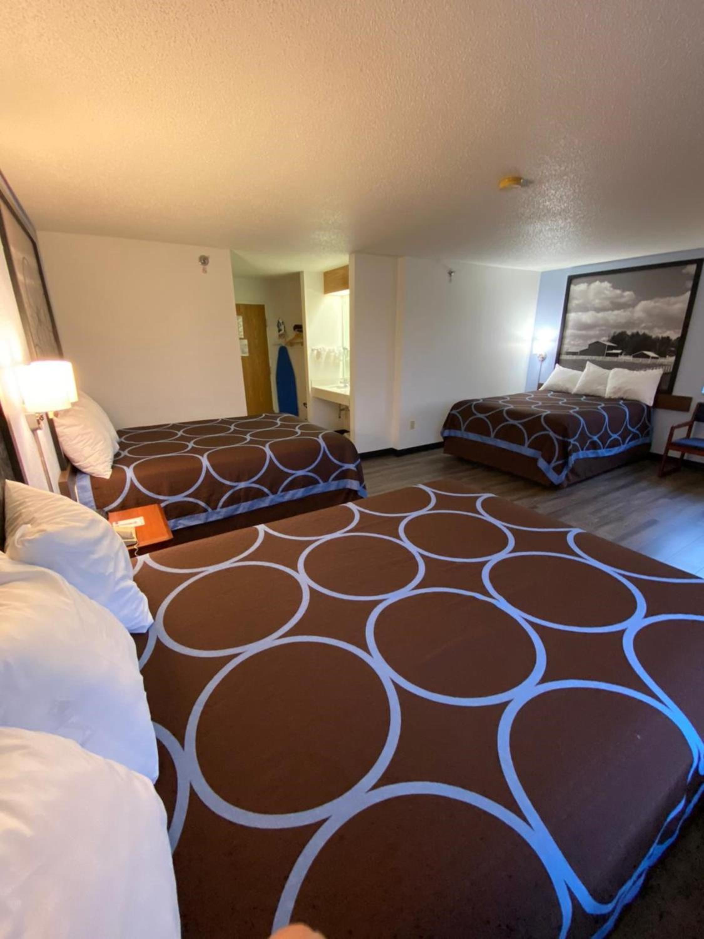Studio Suite with Three Queen Beds - Non-Smoking - Photo 3