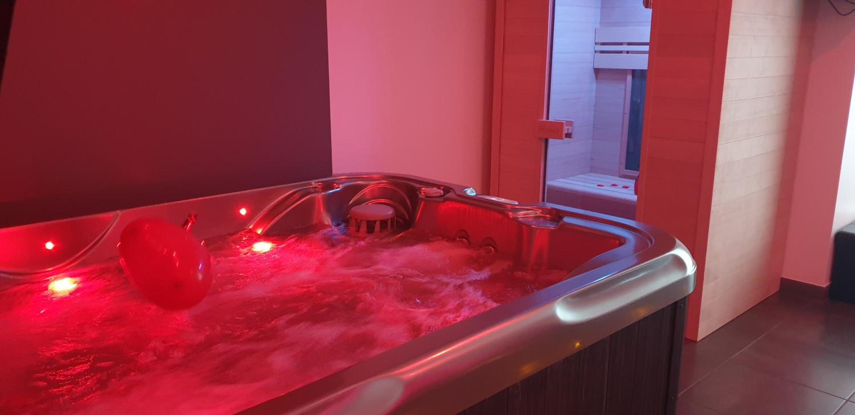 Double Room with Spa Bath - Photo 11
