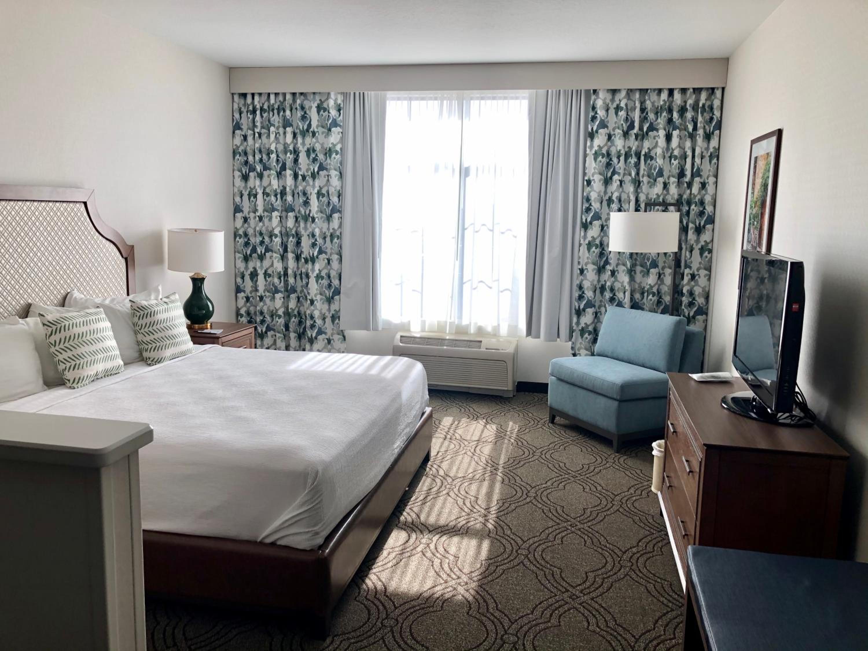 Standard King Room - Photo 12