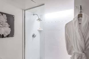 Deluxe King Room with City View - Hearing Accessible