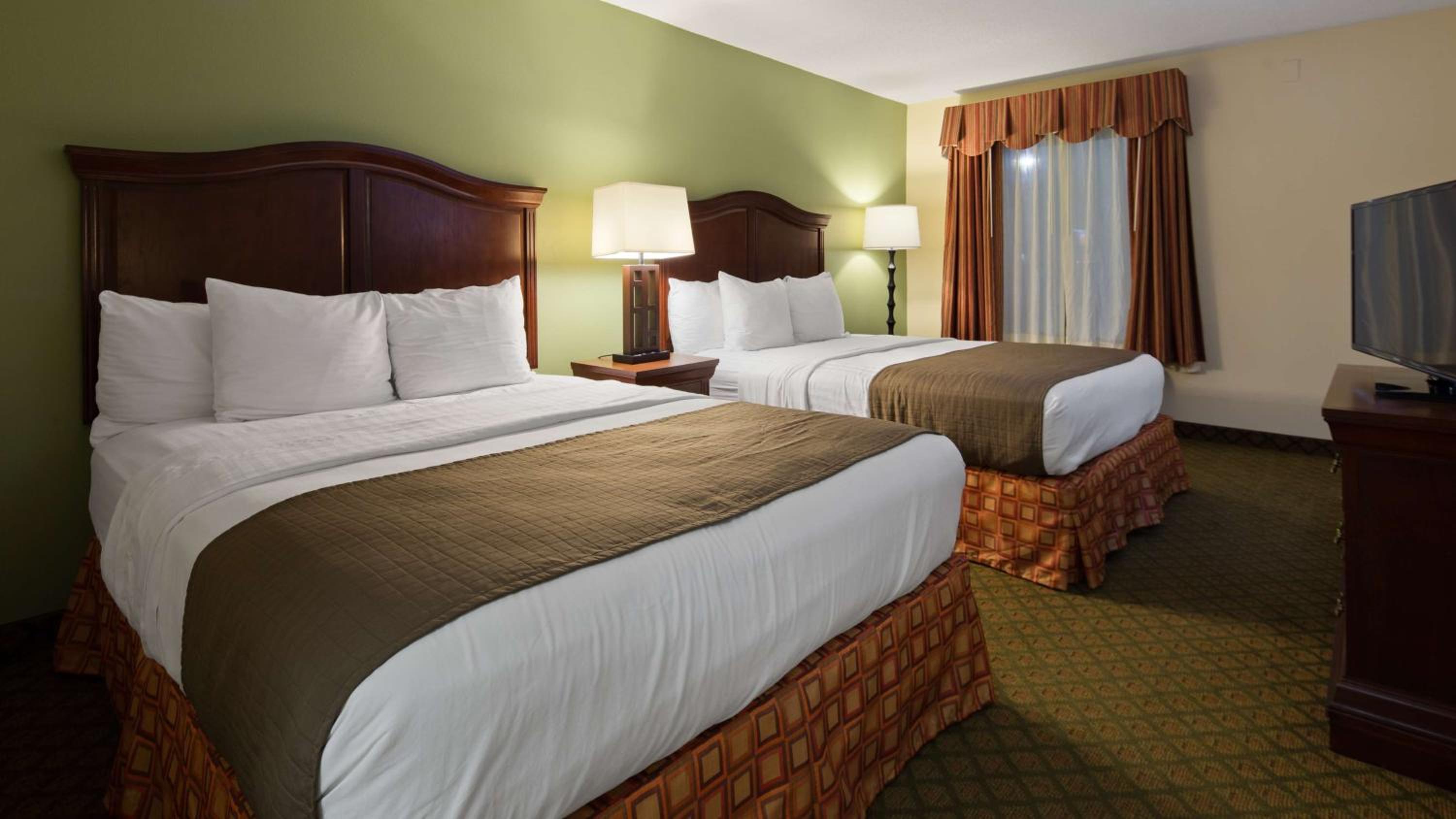 Queen Suite with Two Queen Beds - Pet-Friendly