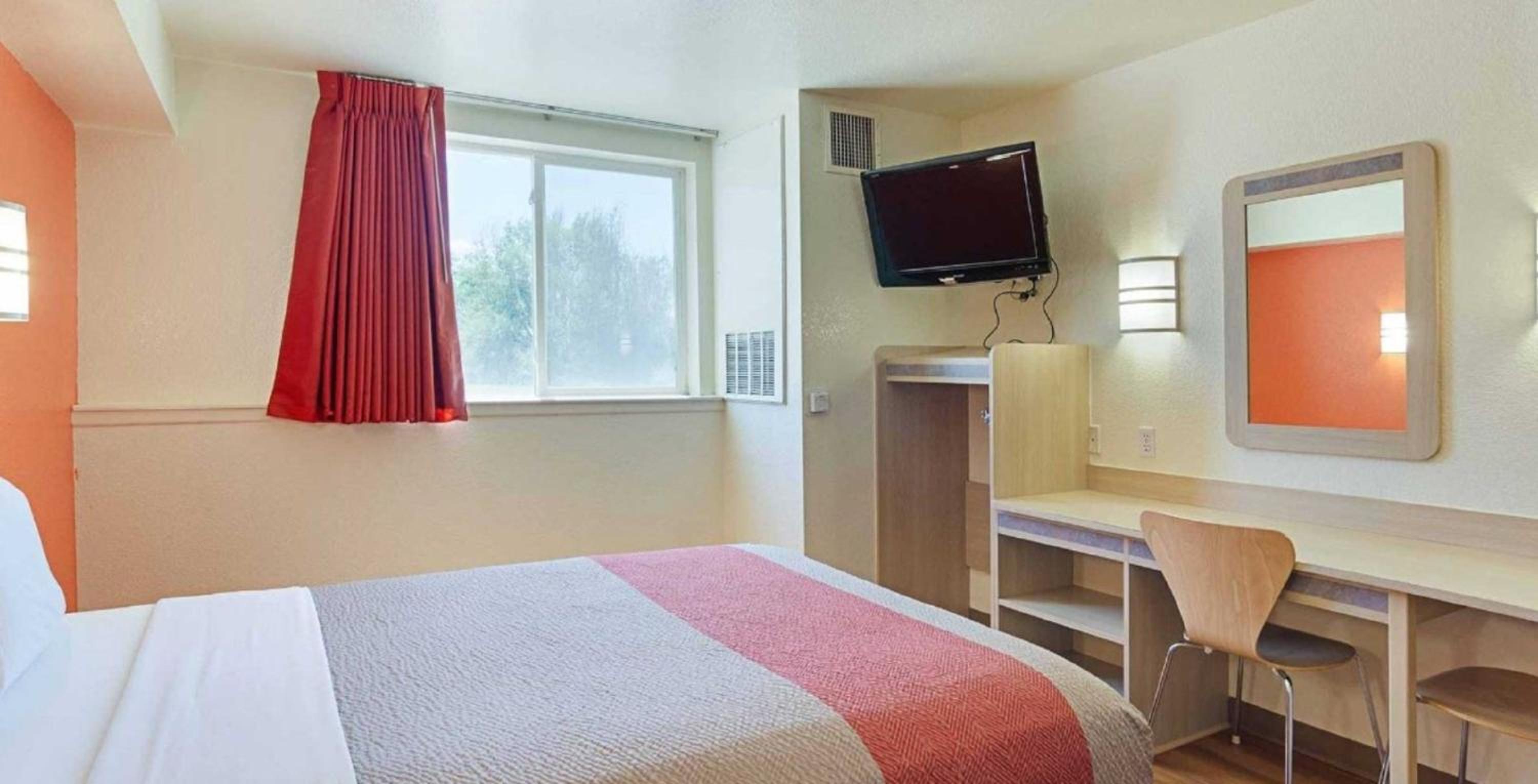 Queen Room - Non-Smoking - Photo 3
