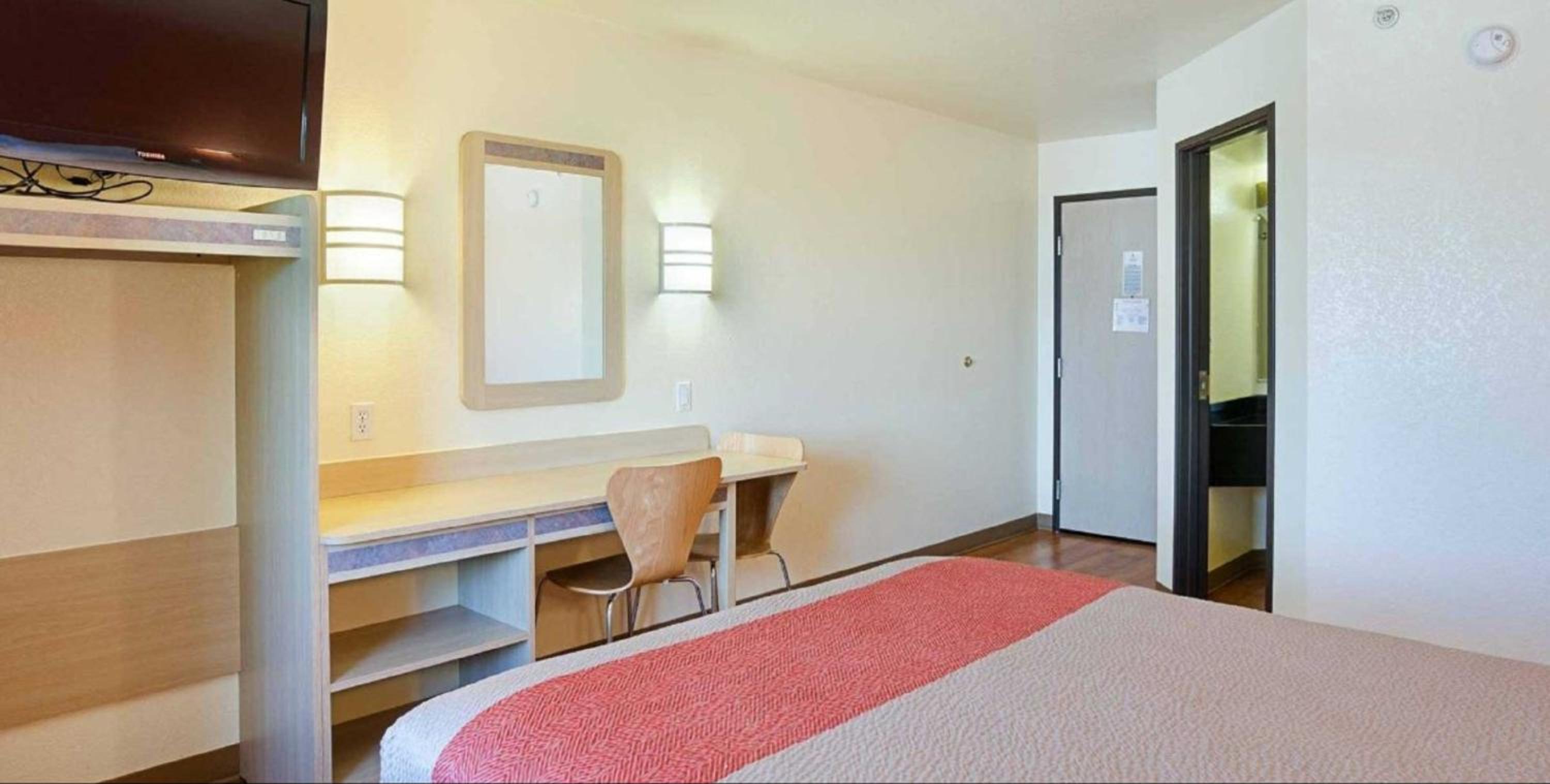 Queen Room - Disability Access - Non-Smoking - Photo 7