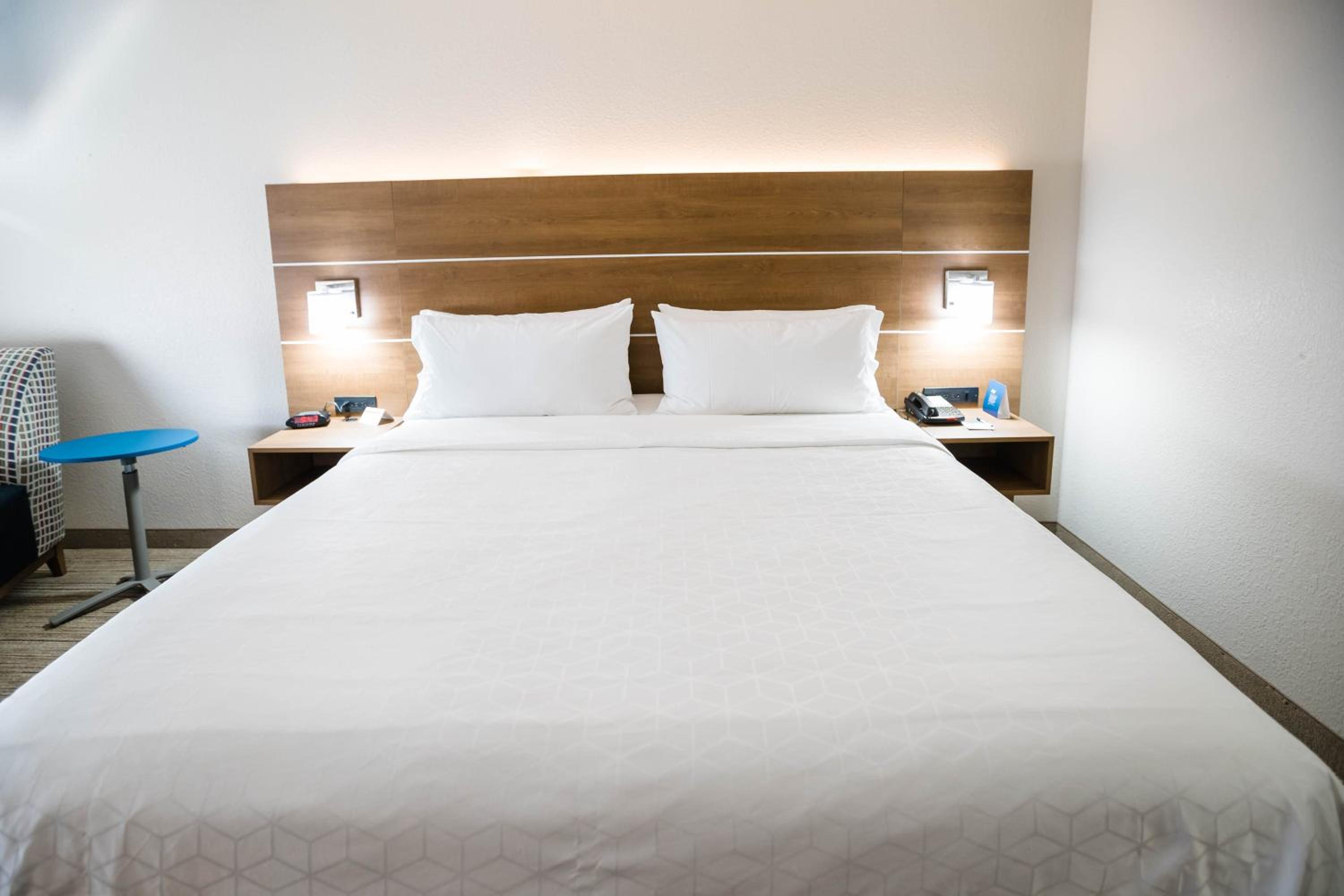 Standard King Room - Photo 6