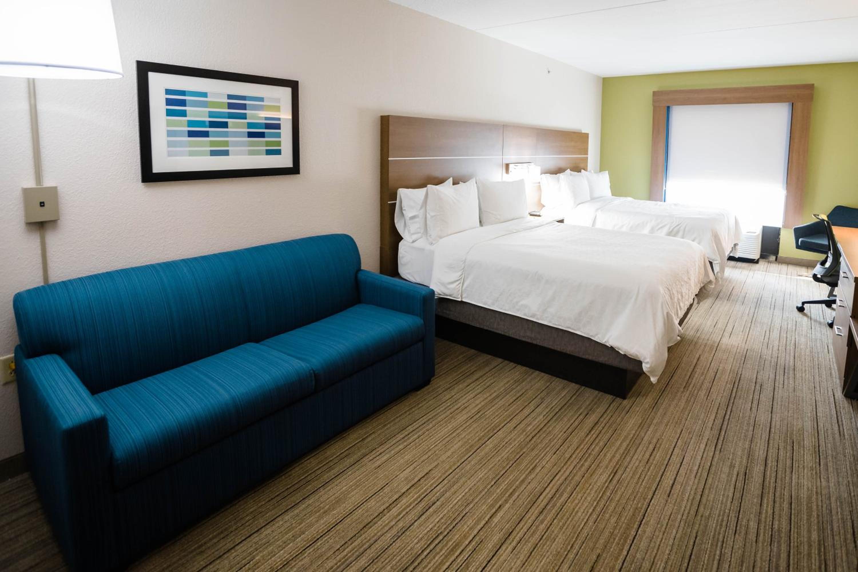 One-Bedroom Suite with Two Queen and One Sofa Bed - Photo 3