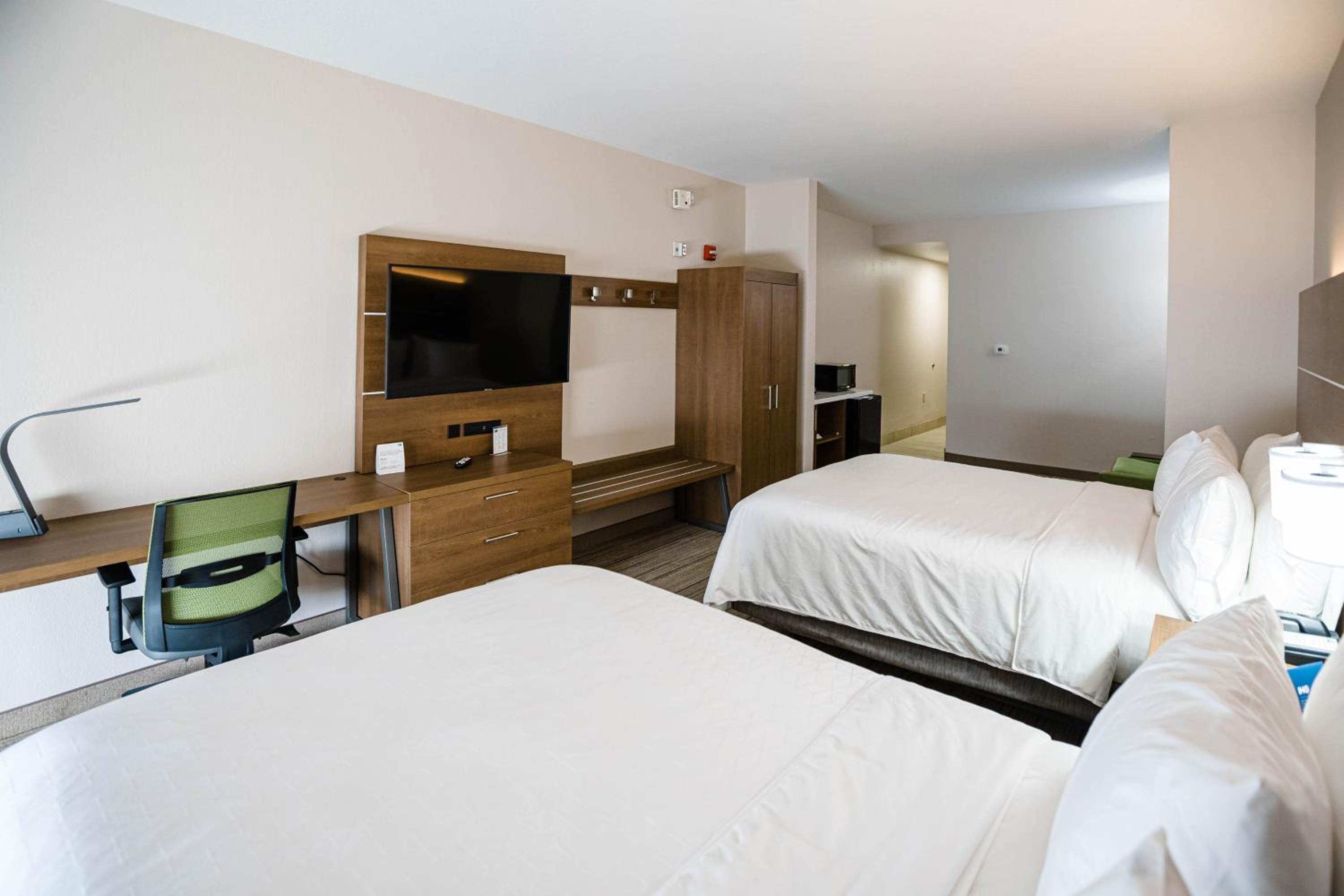 Queen Room with Two Queen Beds - Disability Access with Bath Tub - Photo 6
