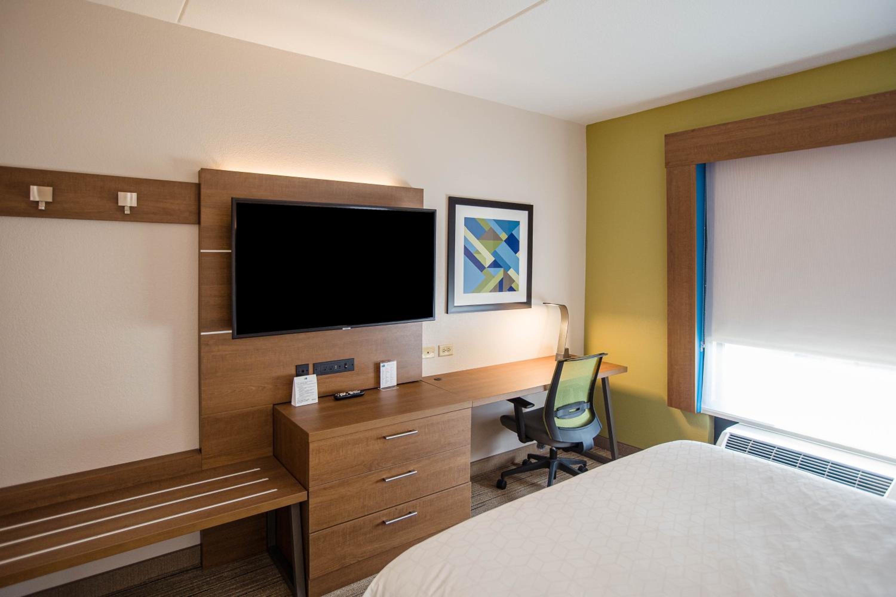 Standard Room with Two Queen Beds - Photo 6