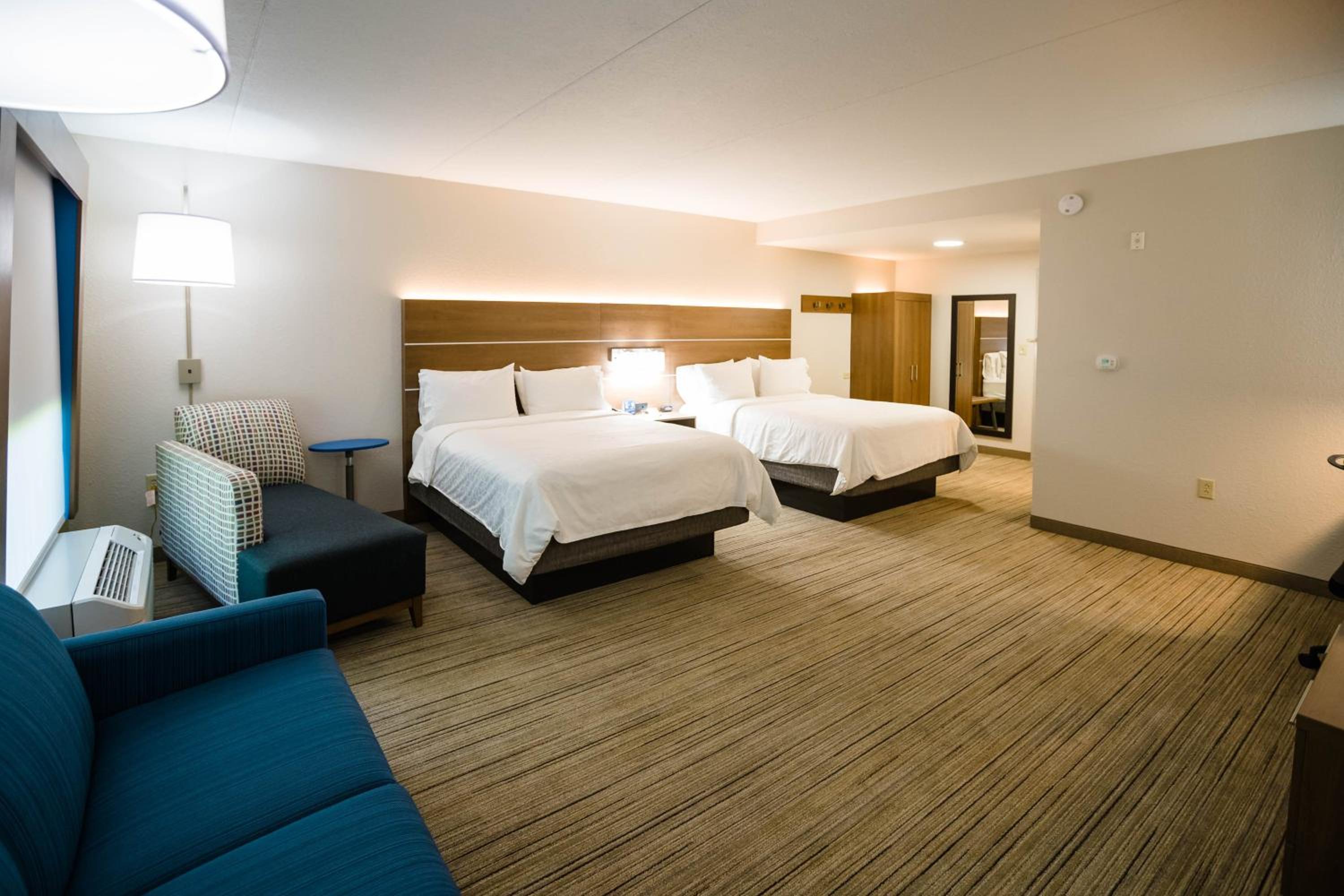 Queen Suite with Two Queen Beds - Photo 5