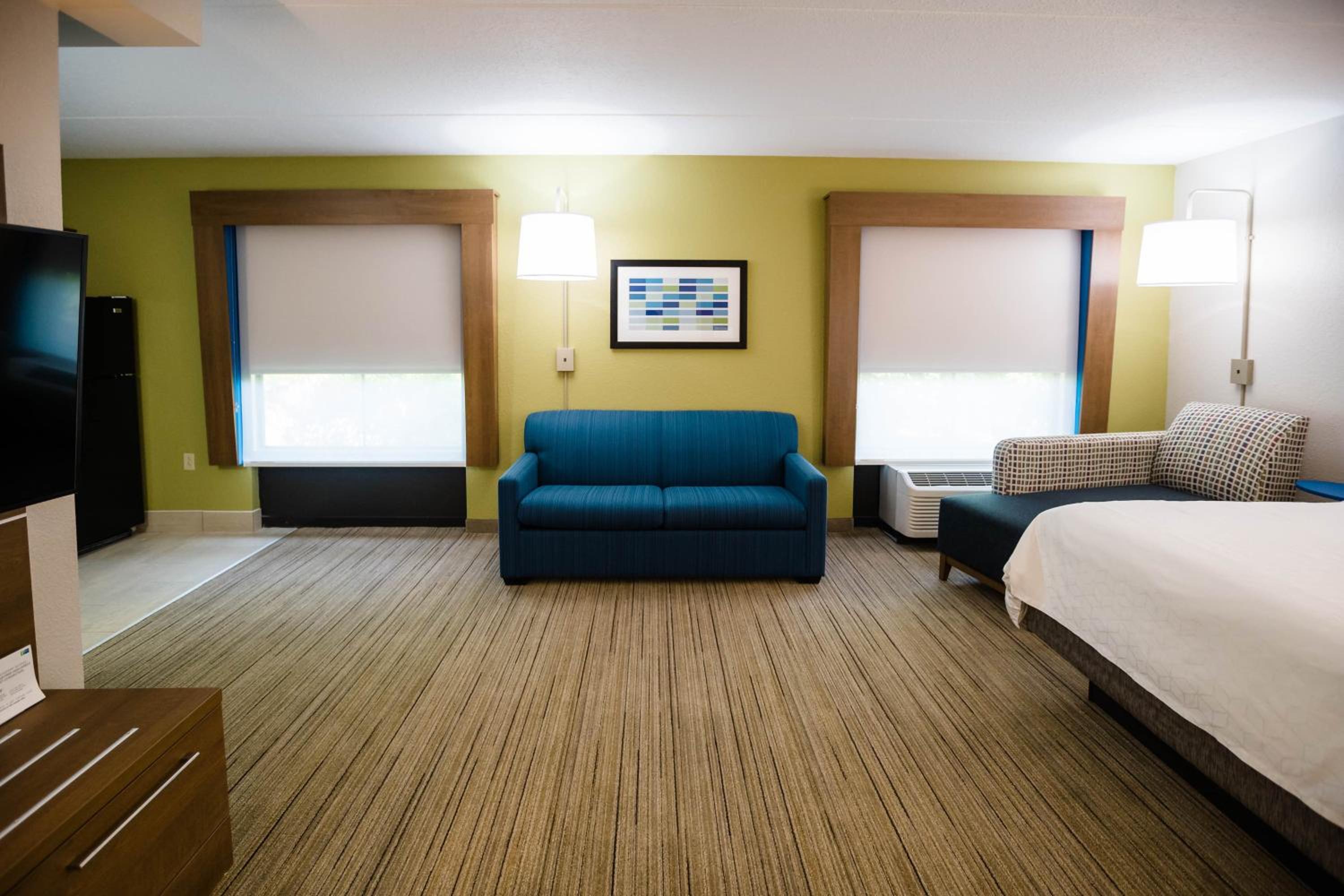 Queen Suite with Two Queen Beds - Photo 7