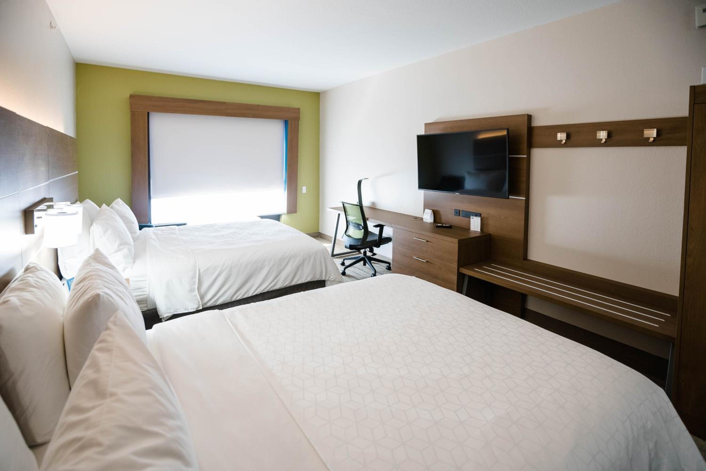 Queen Room with Two Queen Beds - Disability Access with Bath Tub - Photo 5