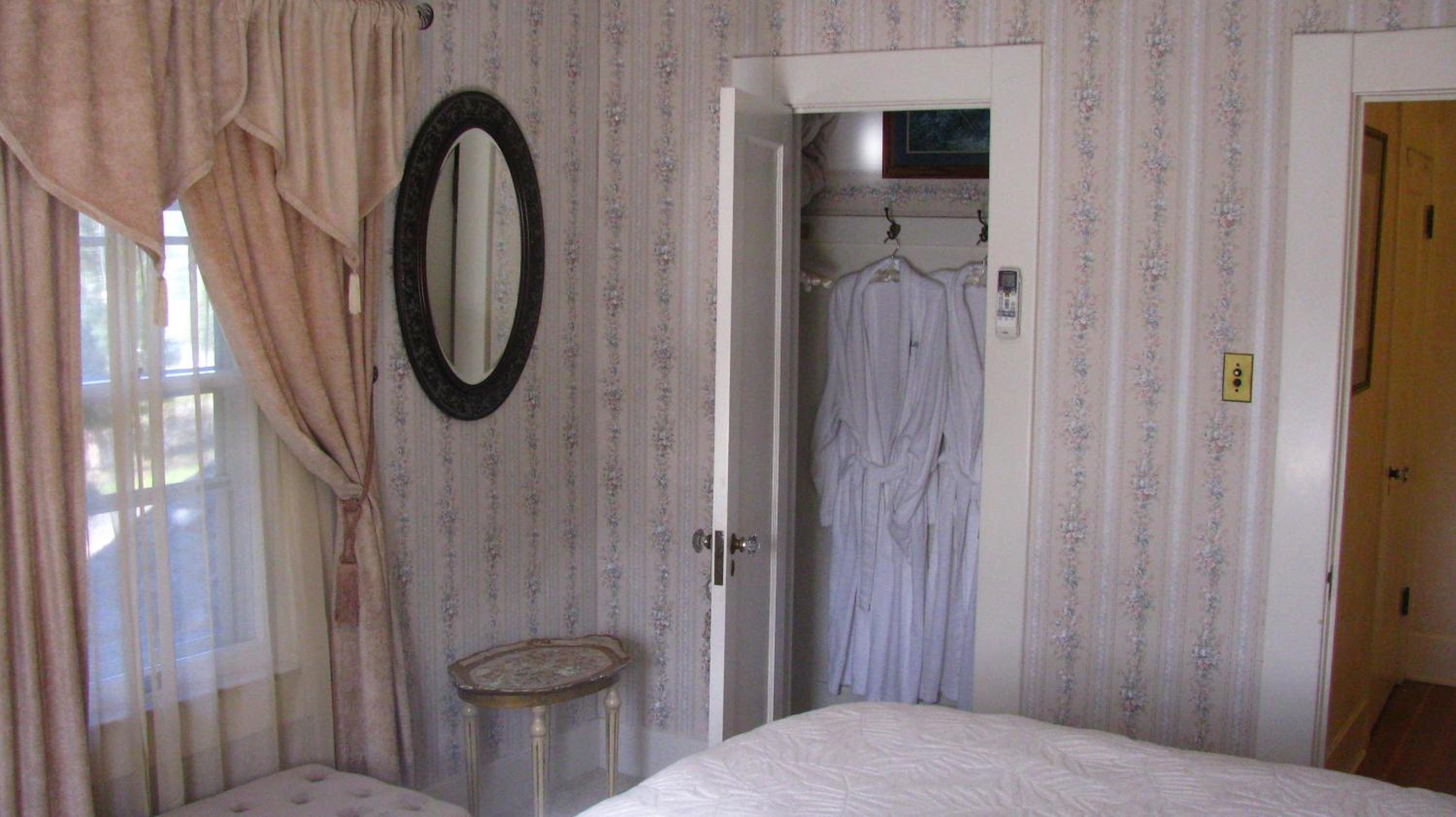 Suite with Balcony - Photo 5