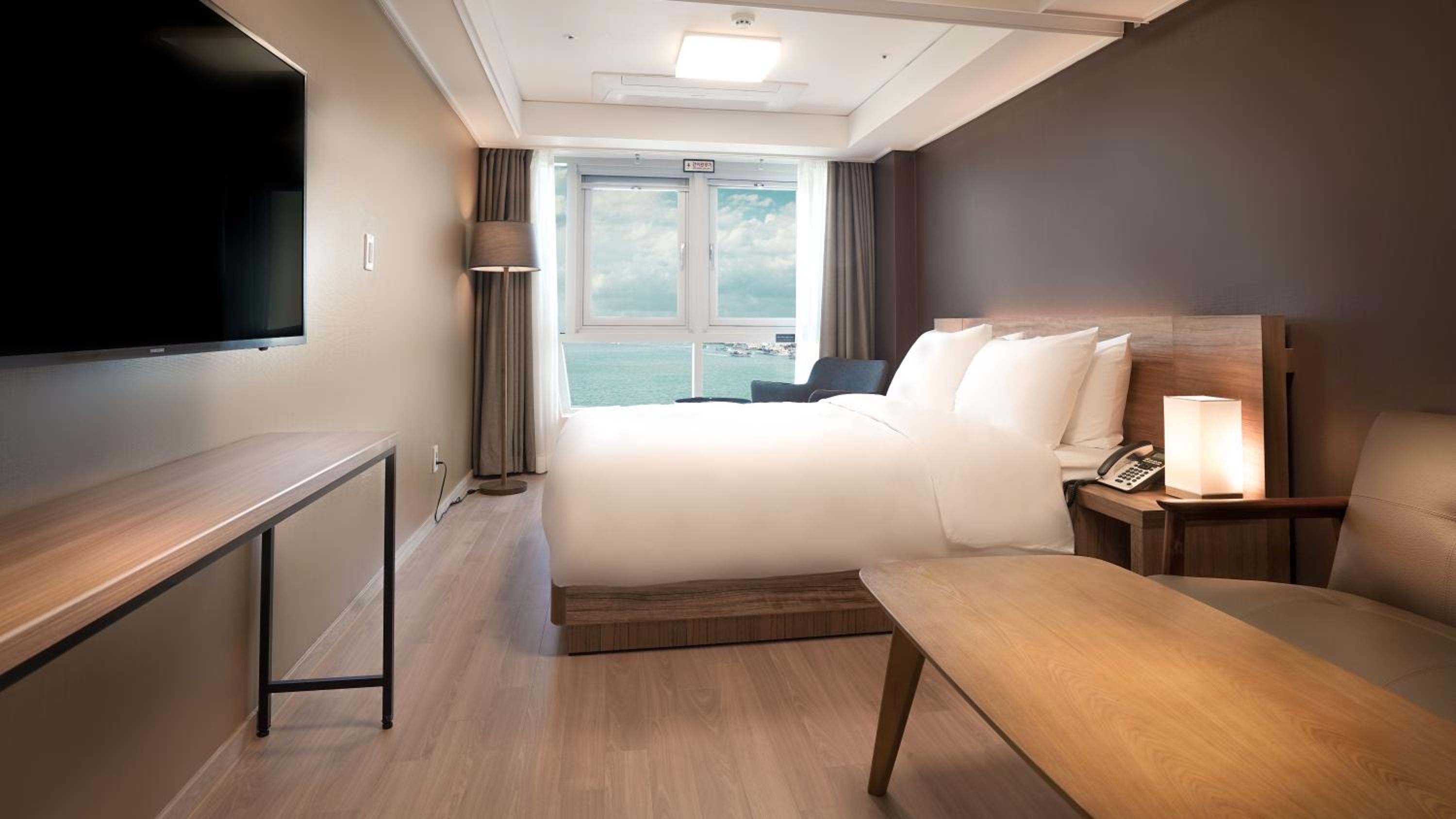 Superior Double Room with Lake View - Photo 4