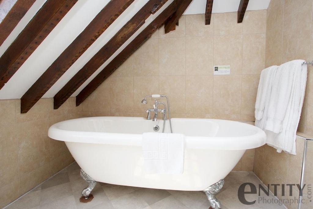 Deluxe Double Room with Bath - Top Floor photo 2