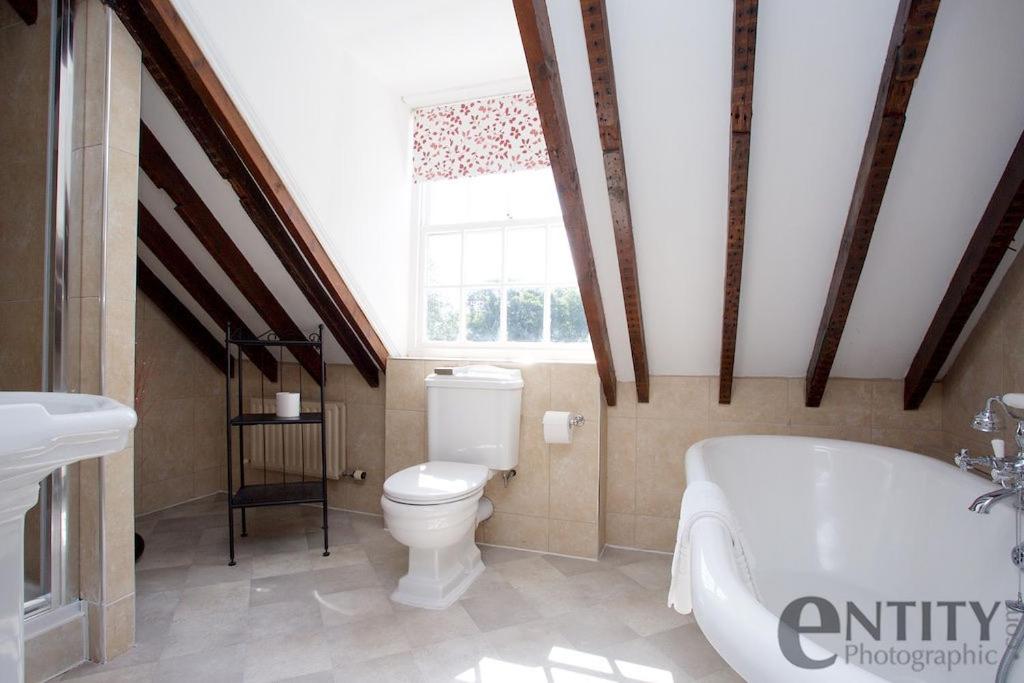Deluxe Double Room with Bath - Top Floor photo 3