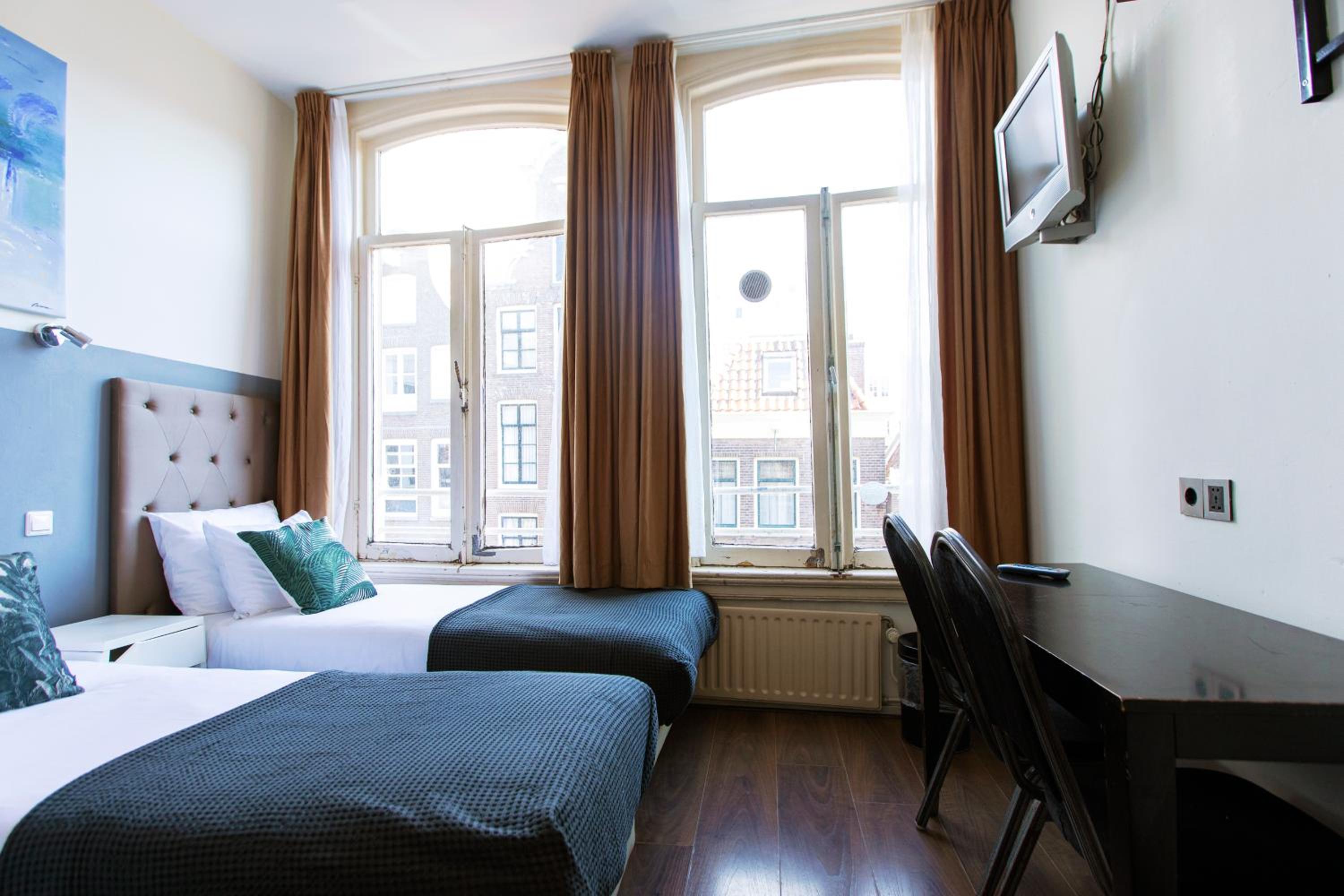 Triple Room with Shared Bathroom photo 2