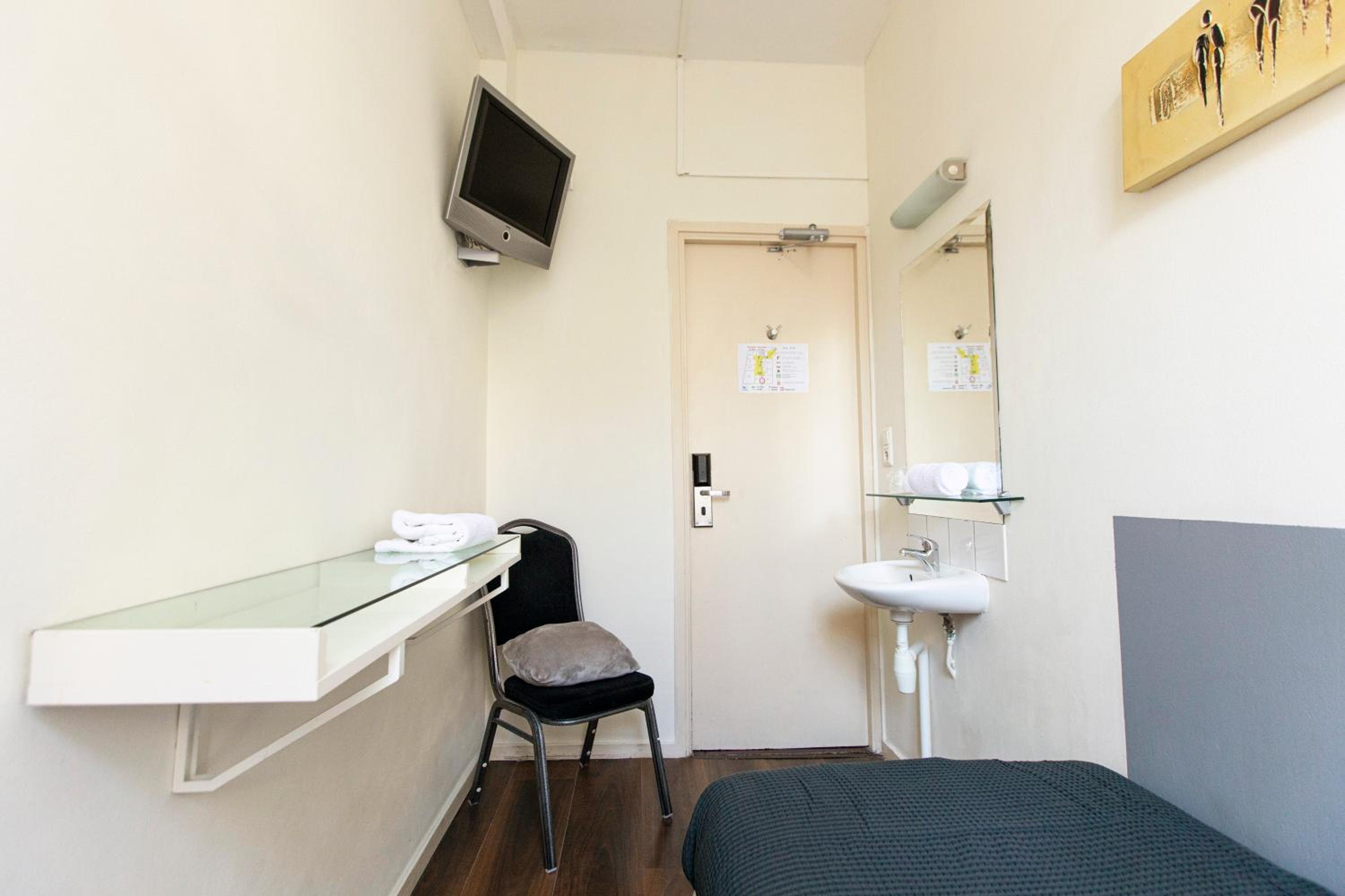 Single Room with Shared Bathroom photo 2