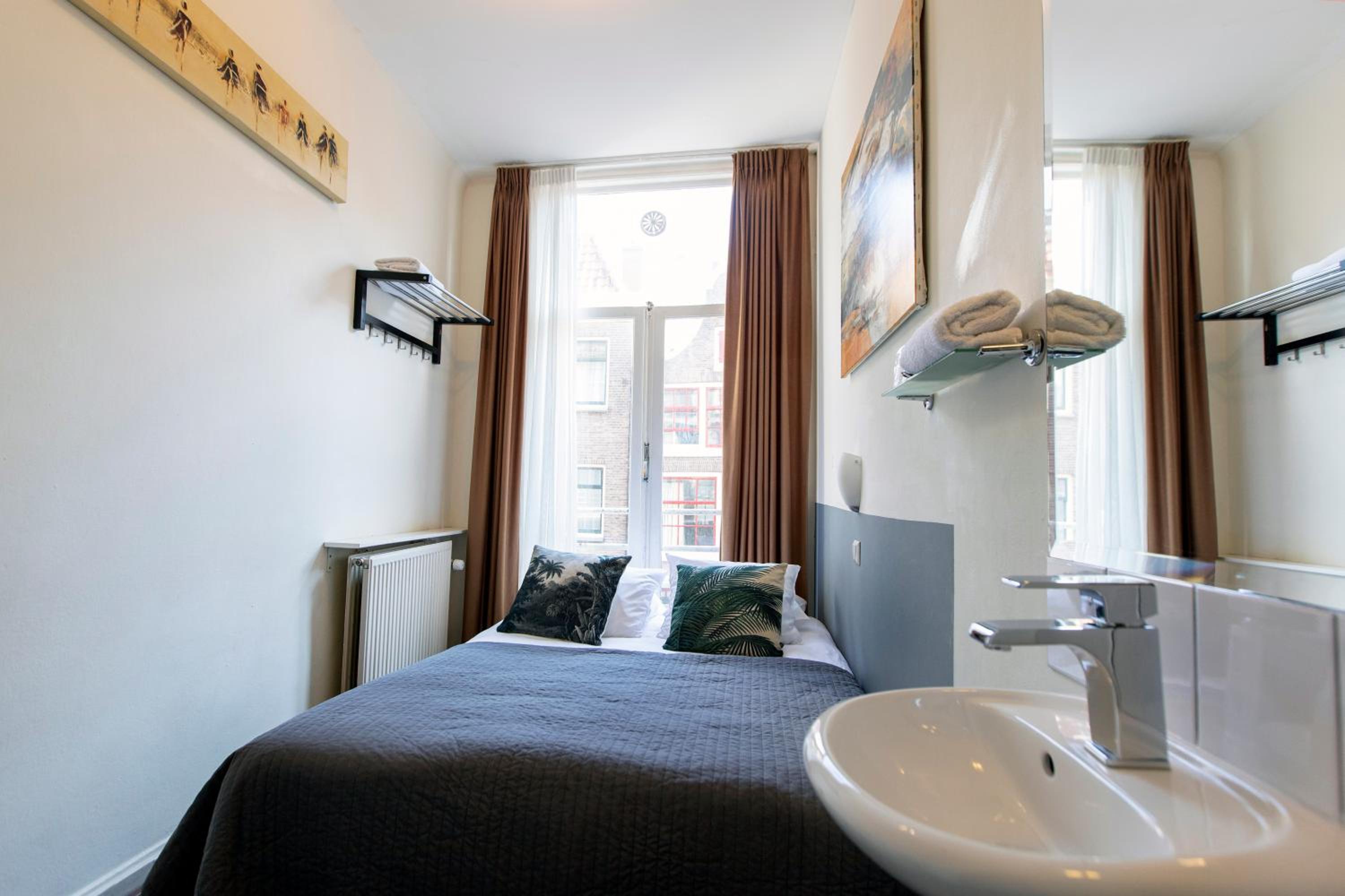 Double Room with Shared Bathroom photo 2