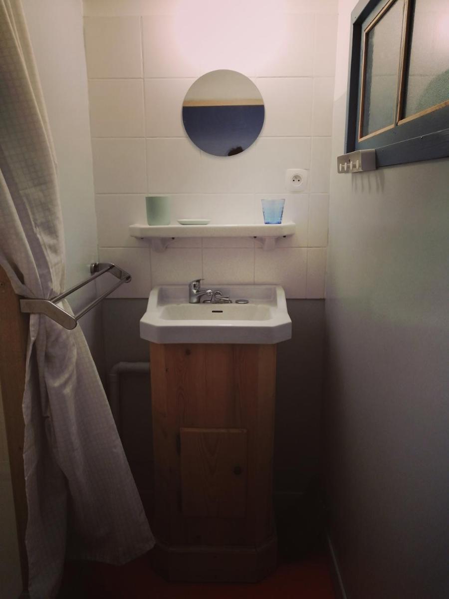 Quadruple Room with Private Bathroom - Photo 8