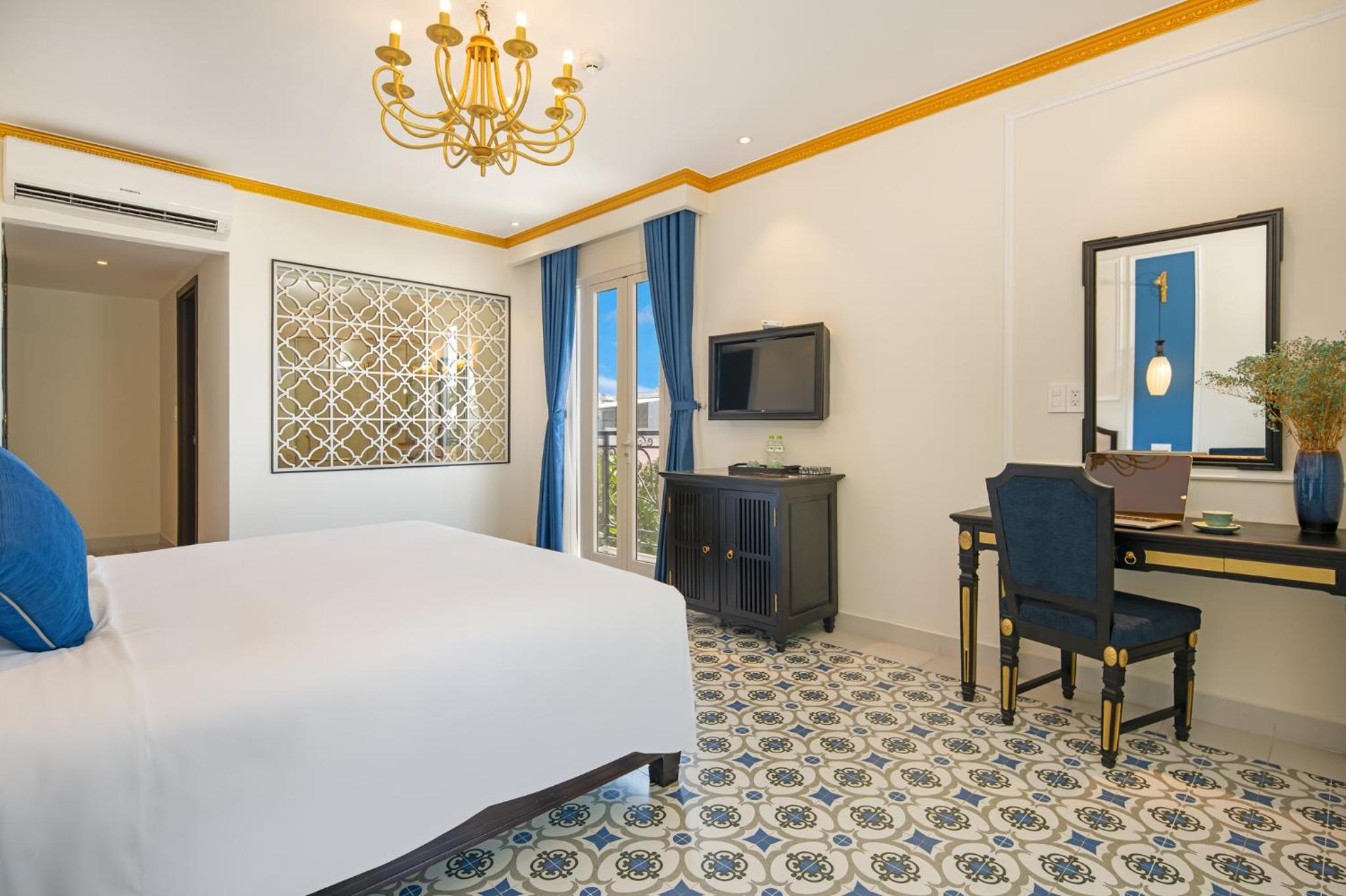 Deluxe Room Balcony & Pool View - Photo 7