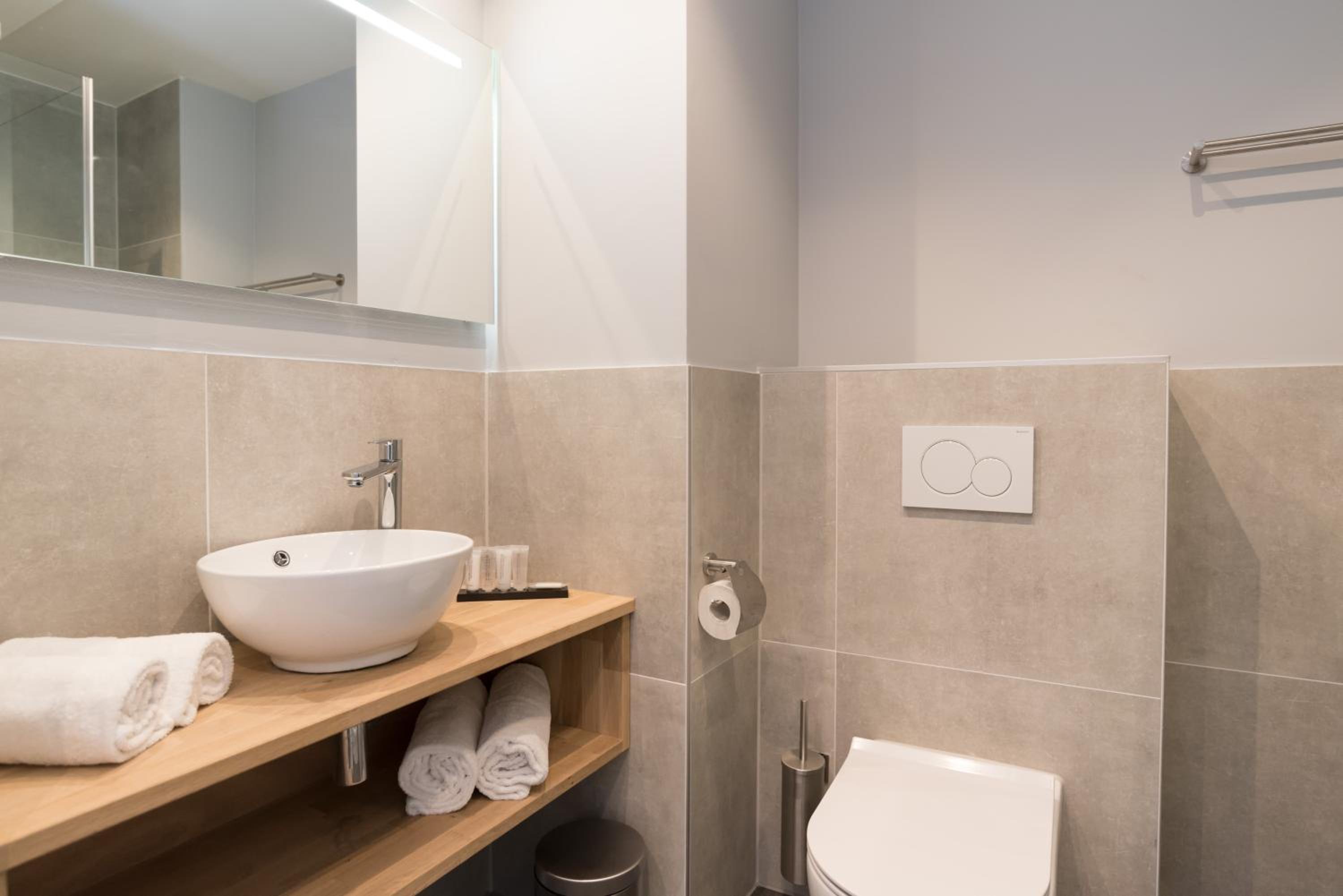 Deluxe Double Room (Ground Floor) - Photo 2