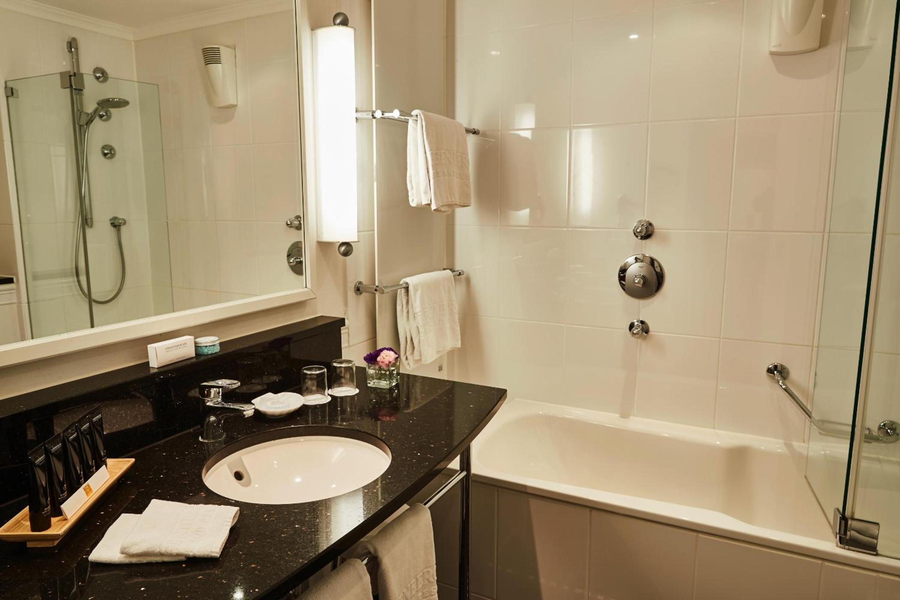 Deluxe Room with Lake View - Photo 2
