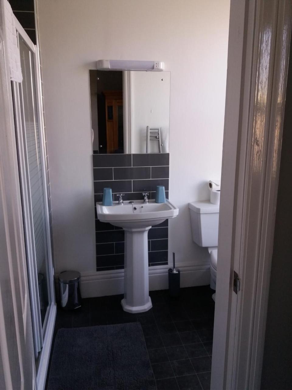 Twin Room with Shower photo 2