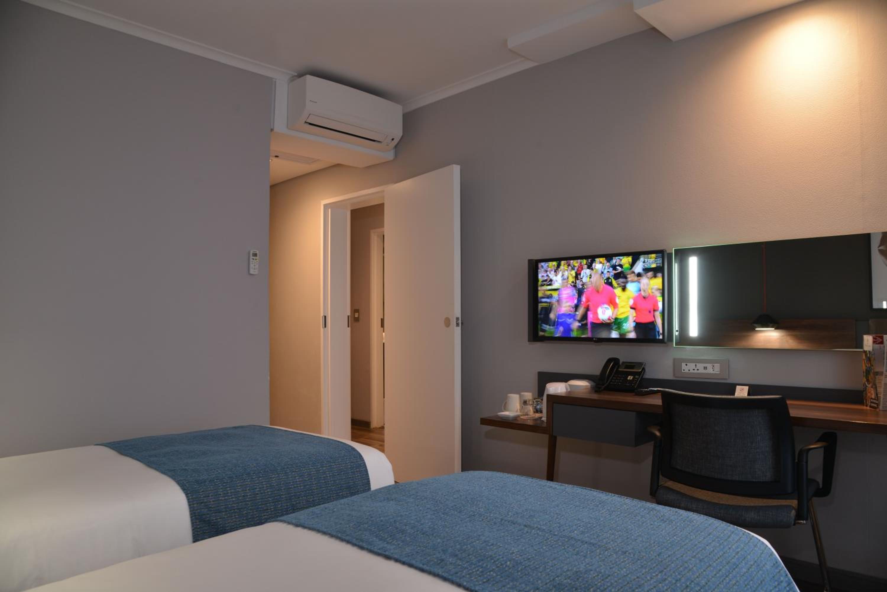 Twin Room - Non-Smoking - Photo 5