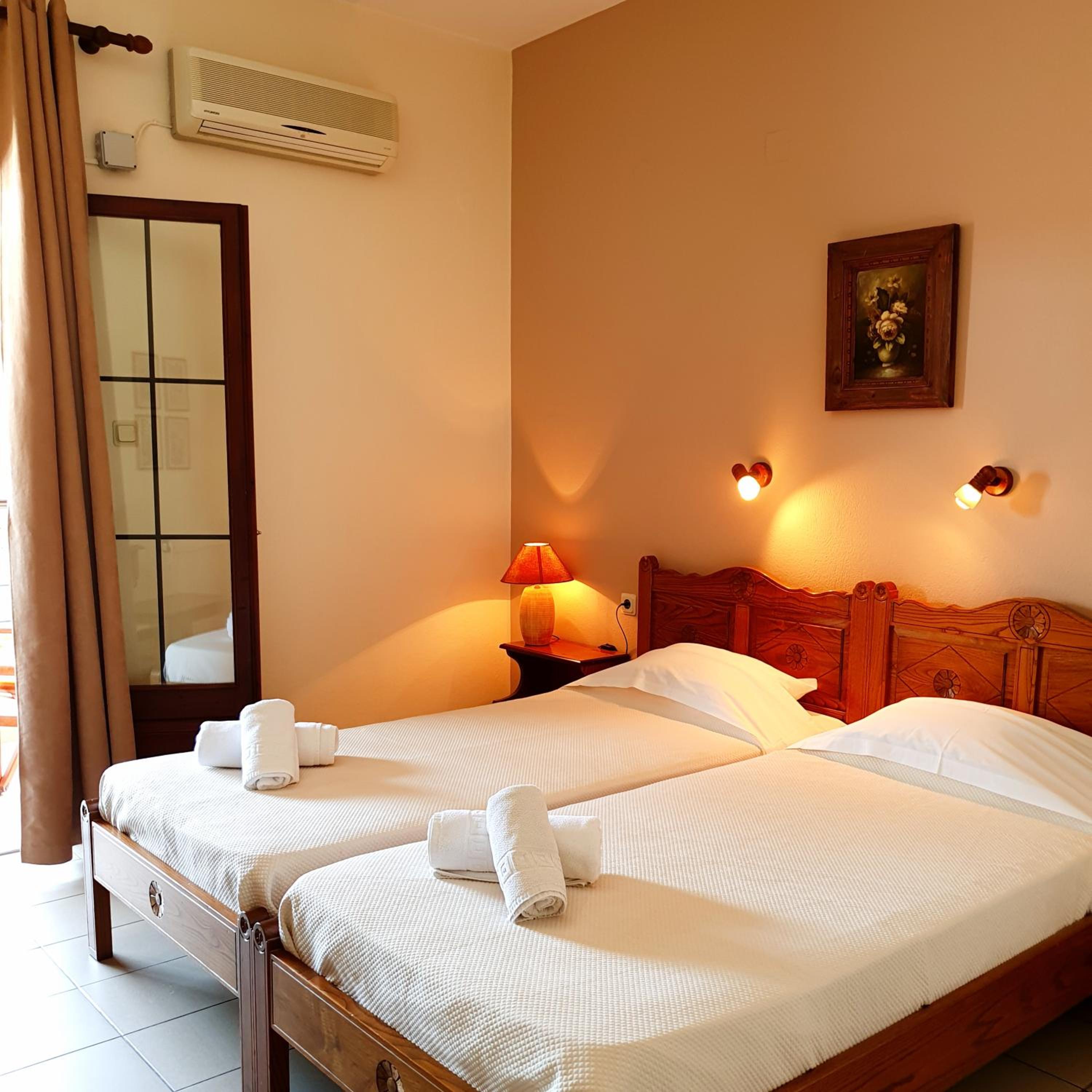 Standard Double or Twin Room - Photo 8
