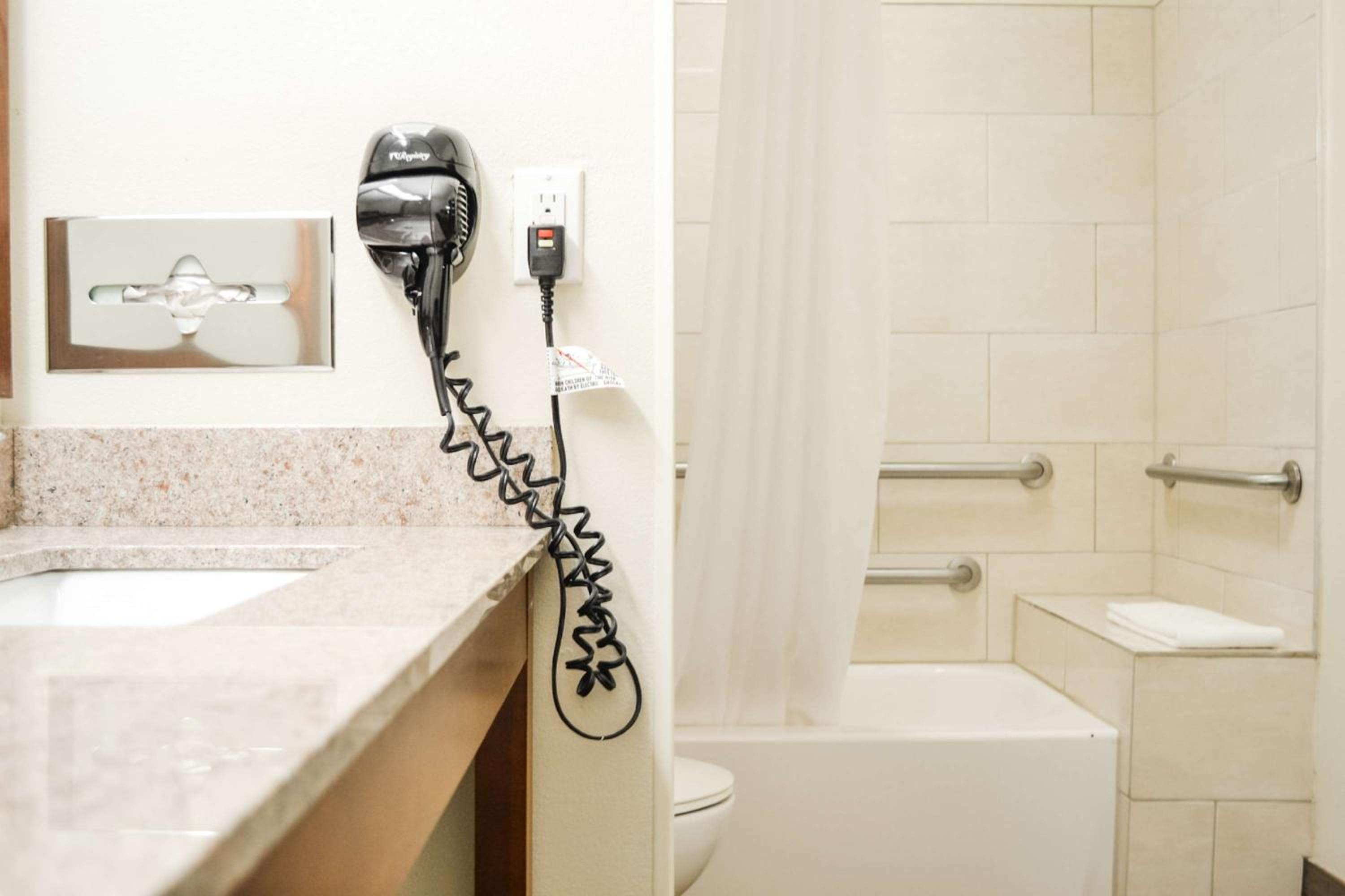 King Room with Roll-In Shower - Disability Access - Photo 4