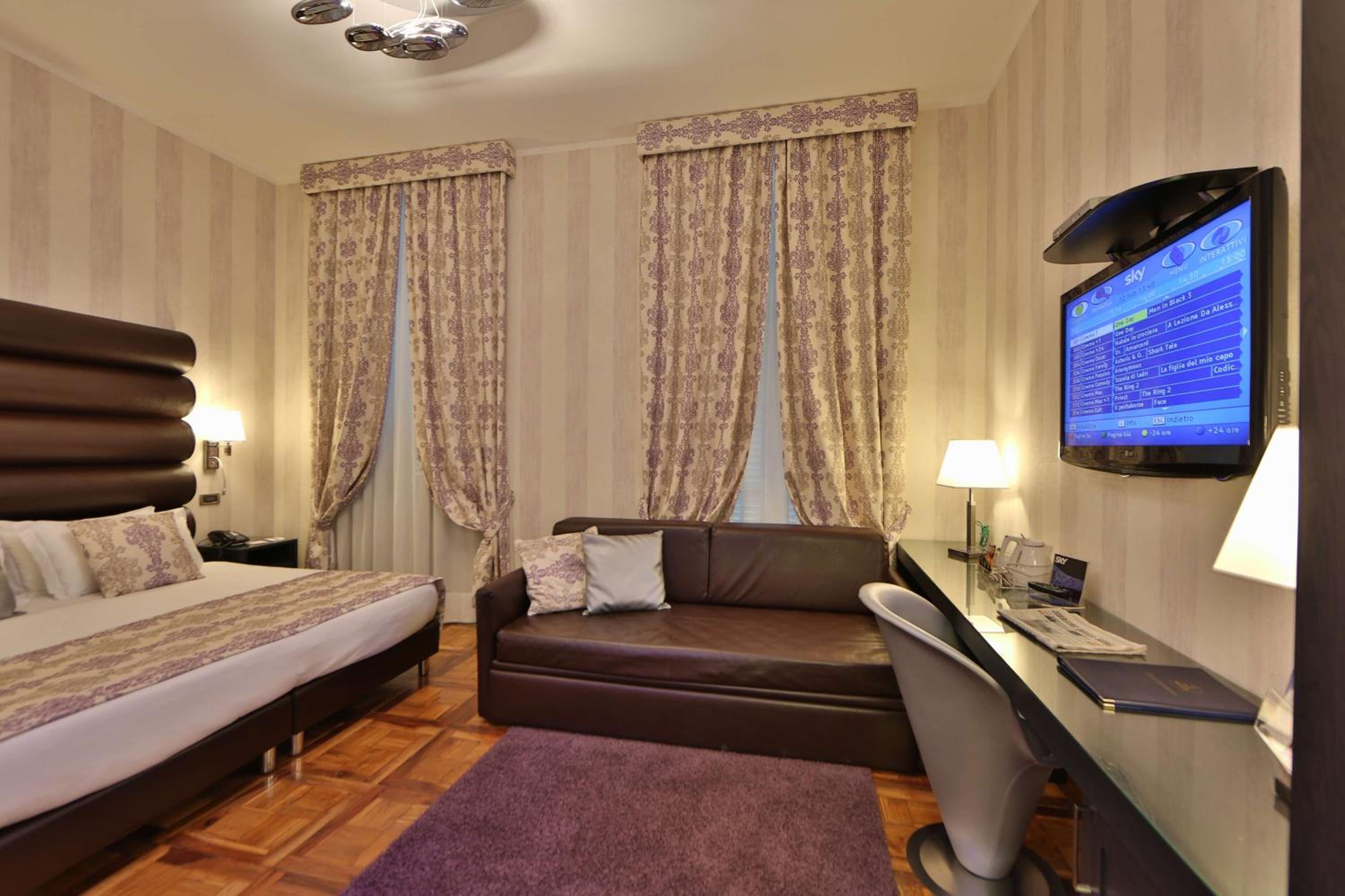 Classic Room with One Queen and Twin Beds - Photo 17