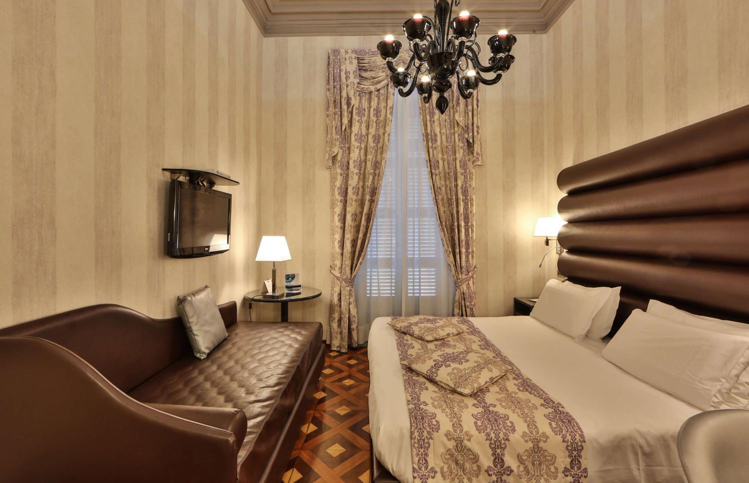Classic Triple Room - Photo 13